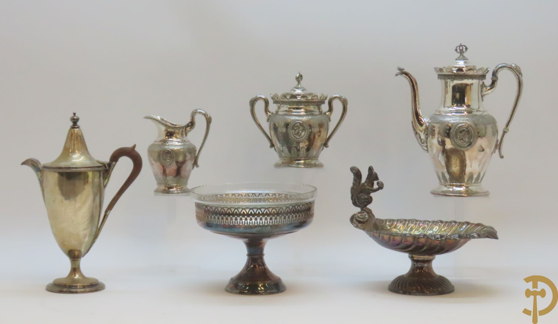 Verzilverd koffiestel MFD & Plated by Reed & Barton 2046 bestaande uit koffiekan, melkkan en suikerpot met ovale medaillons + verzilverde coupe met eekhoorn en rocaille + verzilverde coupe met glas + Verzilverde schenkkan met houten handvat