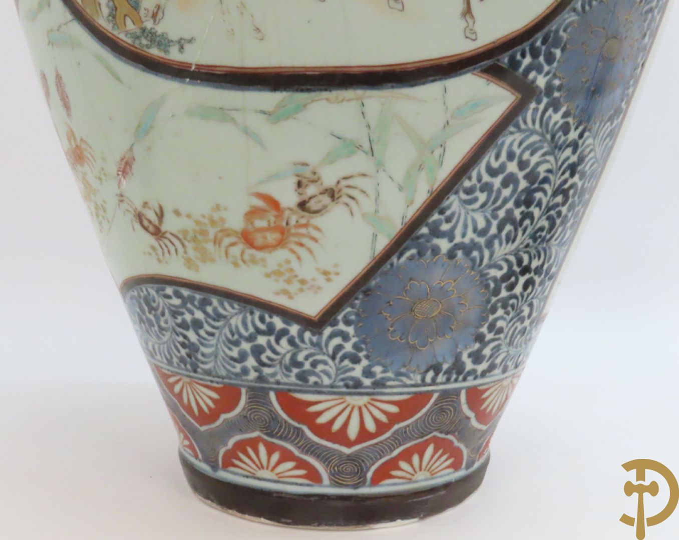 Grote Japanse Imari dekselpotiche bezet met fo hond en natuurtaferelen