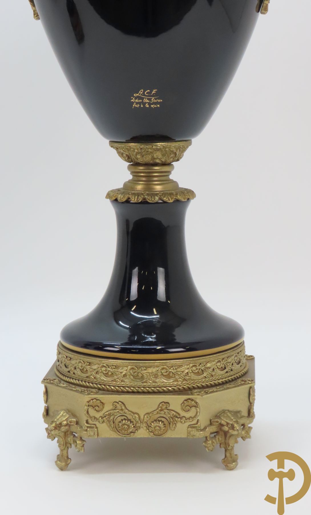 Paar Sèvres stijlvazen met geanimeerd romantisch decor, zijdelings bezet met bronzen medusahoofden, Rouly getekend