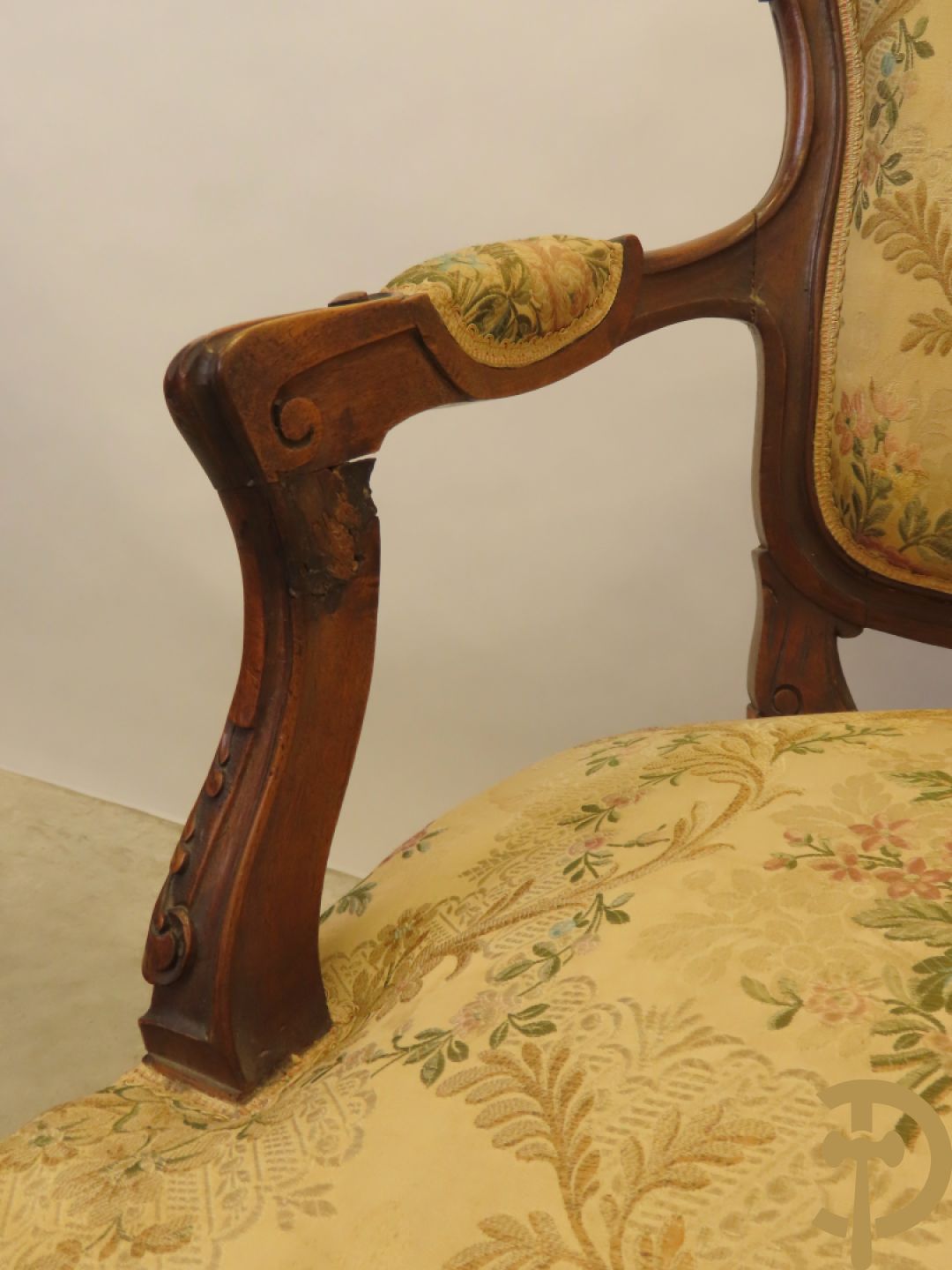 Vijfdelig Louis XV salonensemble in beuk bestaande uit tweezit, 2 armzetels en 2 stoelen