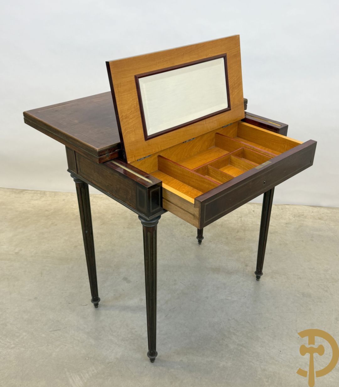Openklapbare speeltafel en ingewerkt schrijfbureau met koperinlegwerk