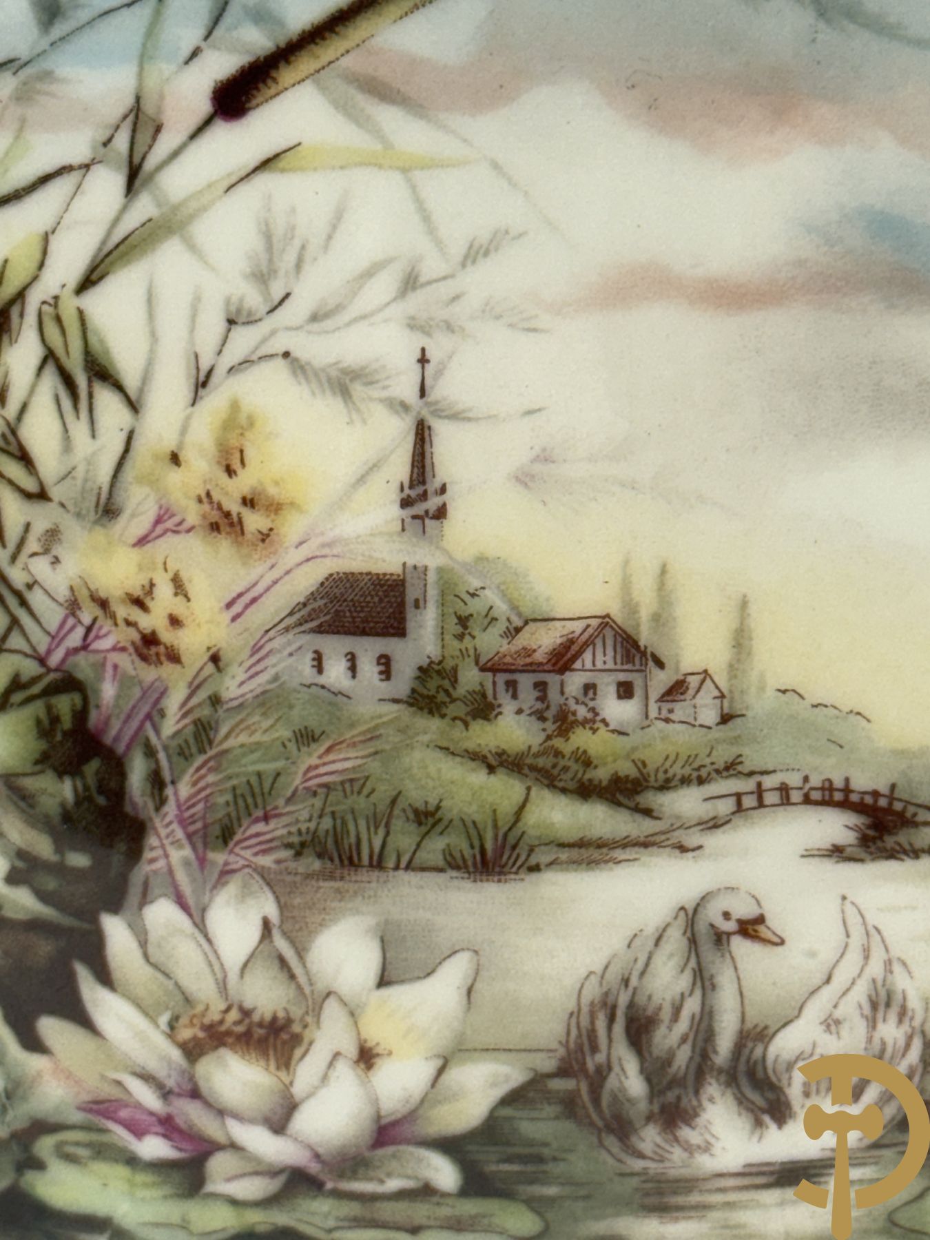 Paar roze gekleurde porseleinen coupes met idyllisch landschap in decalcomanie decor met vergulde rand