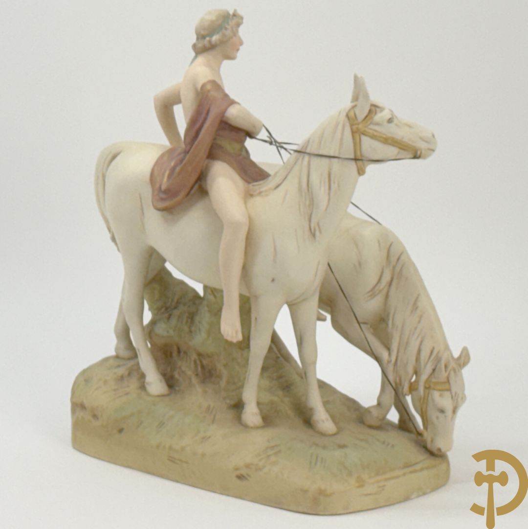 Paardenmenner in Royal Dux, onderaan gemerkt nr. 2072