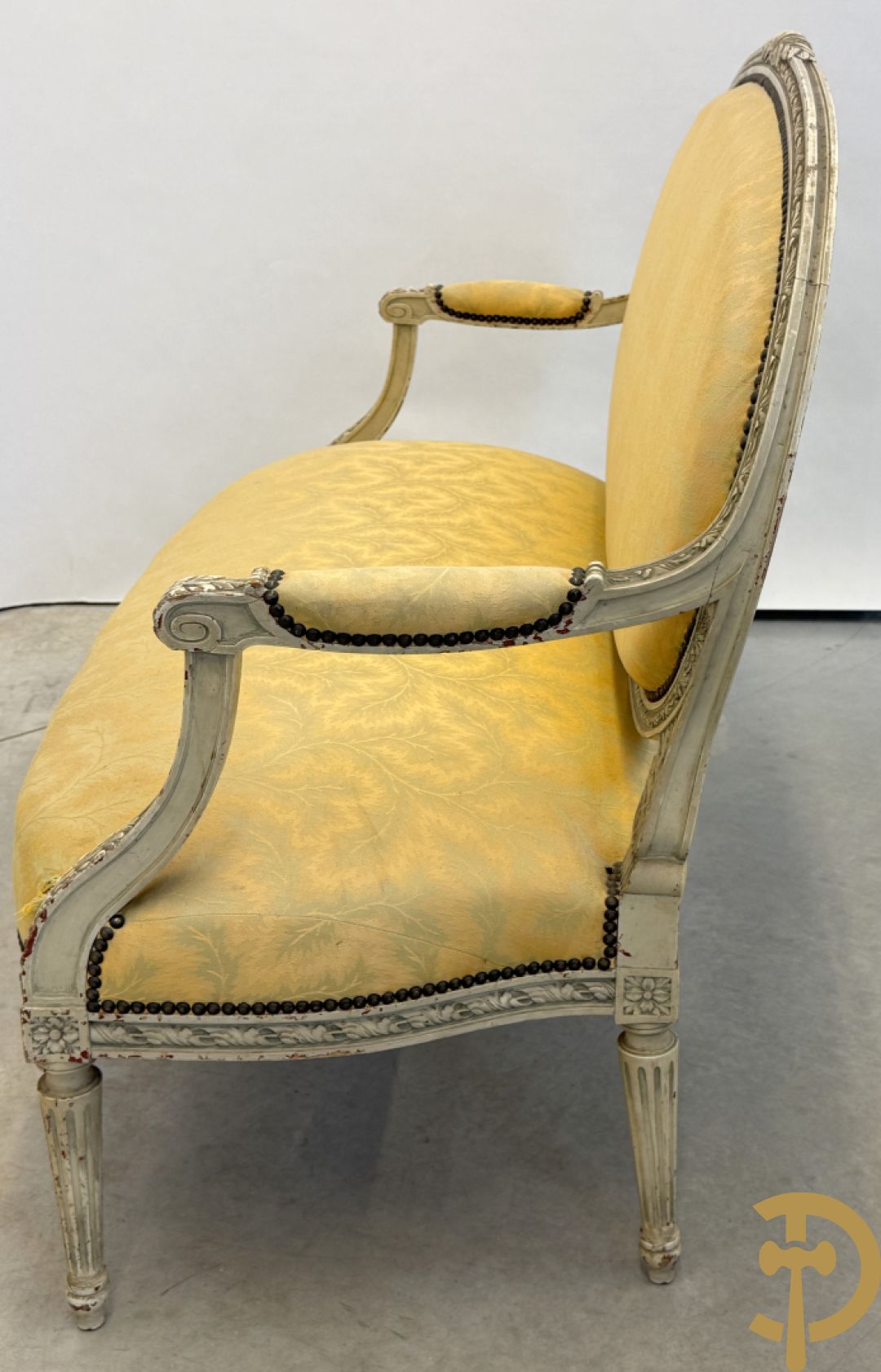 Salonensemble met rocailles, bloemenmotieven en gecanneleerde poten bestaande uit canapé, 2 armzetels en 2 stoelen