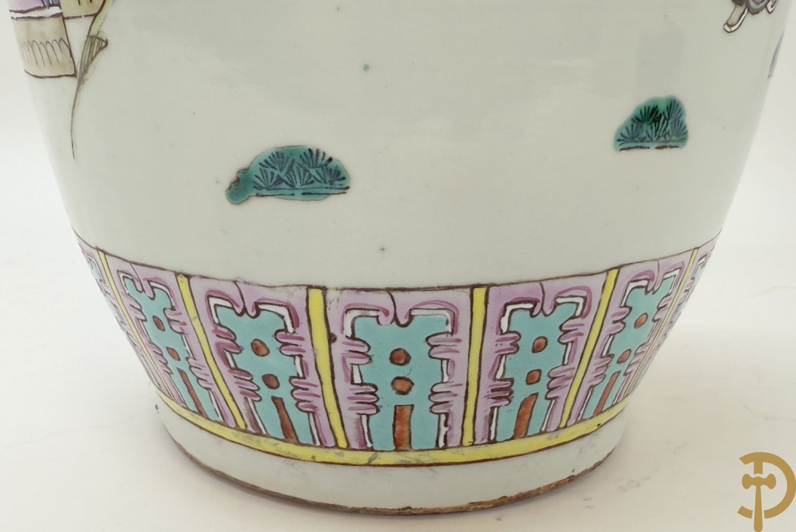 Chinese porseleinen vaas met dubbel decor van geanimeerd interieurzicht en mannen op paarden