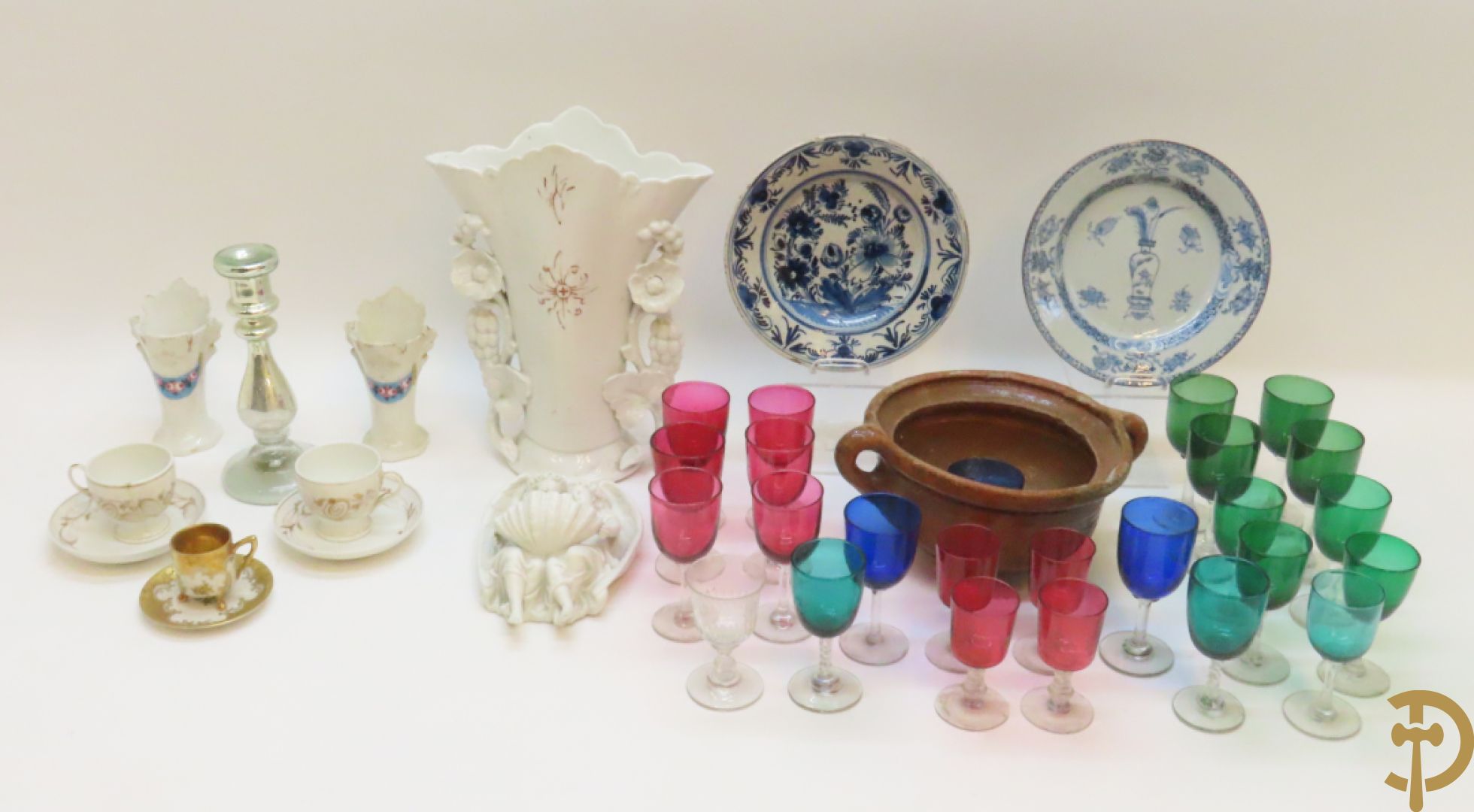 Mondgeblazen gekleurd glasservies + Chinees blauw/wit bord + Delfts bord + Vieux Bruxelles vaasjes e.a.