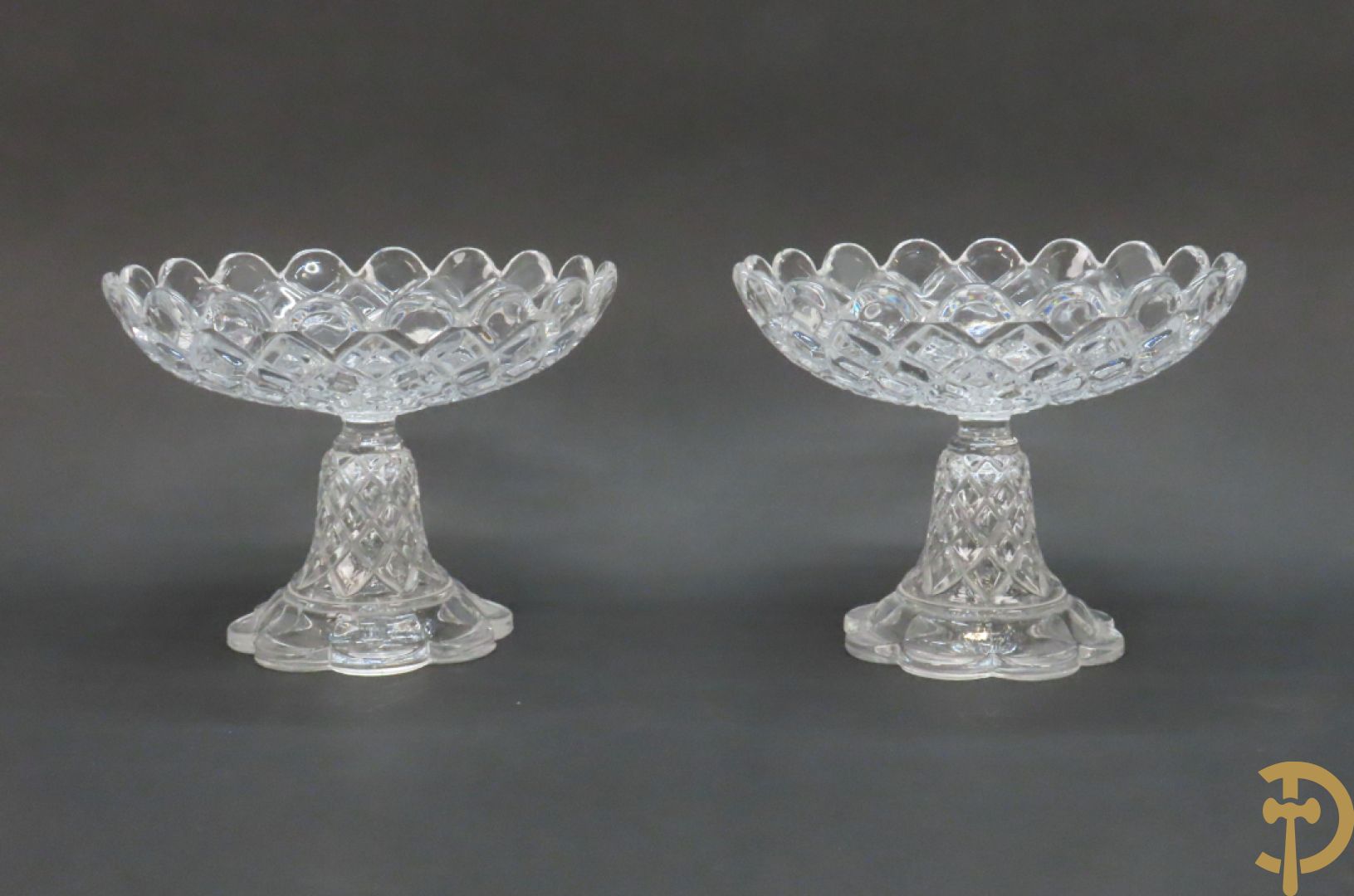 Paar geperste glazen Baccarat fruitcoupes