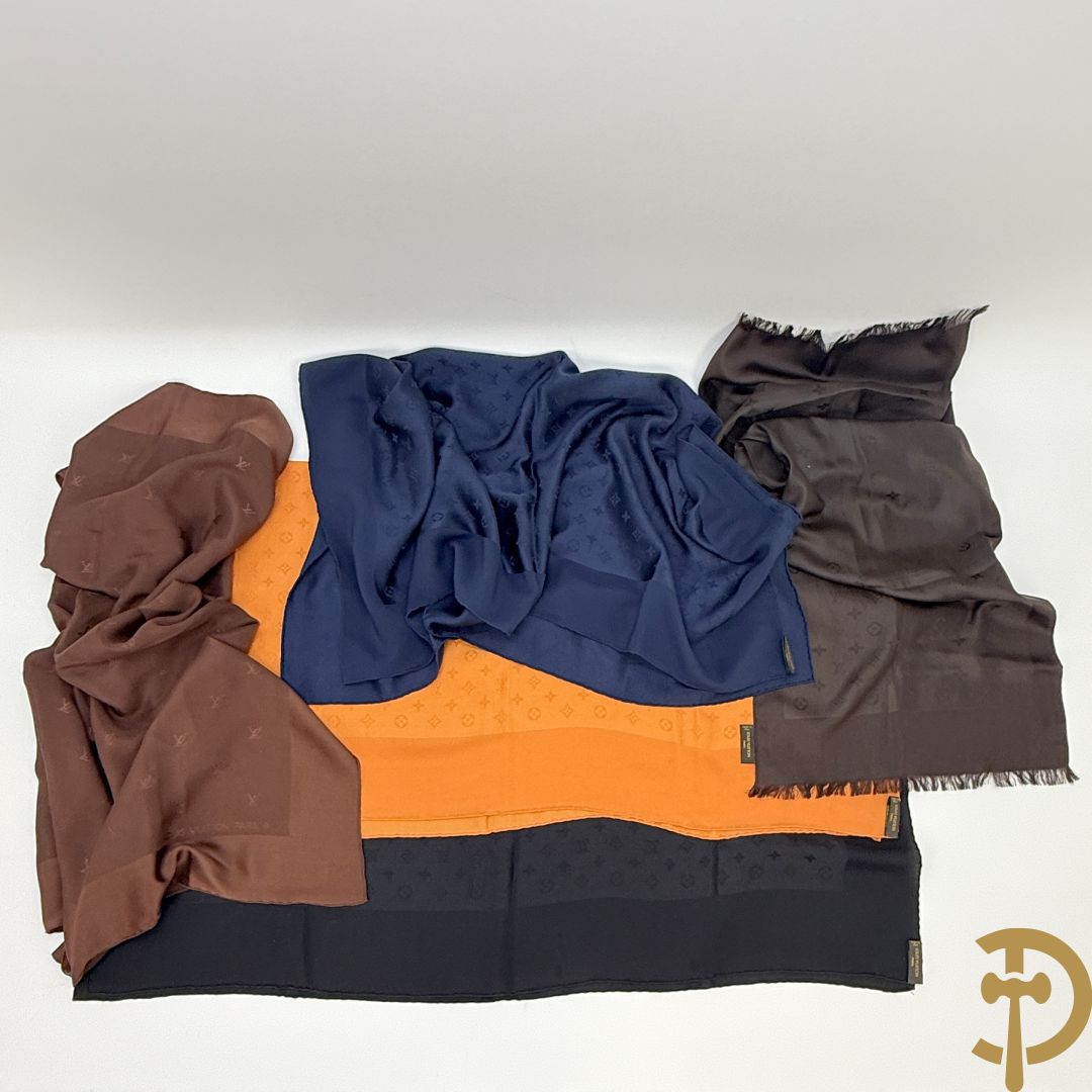 5 foulards Louis Vuitton (bruin, oranje, blauw en 2 zwarte)