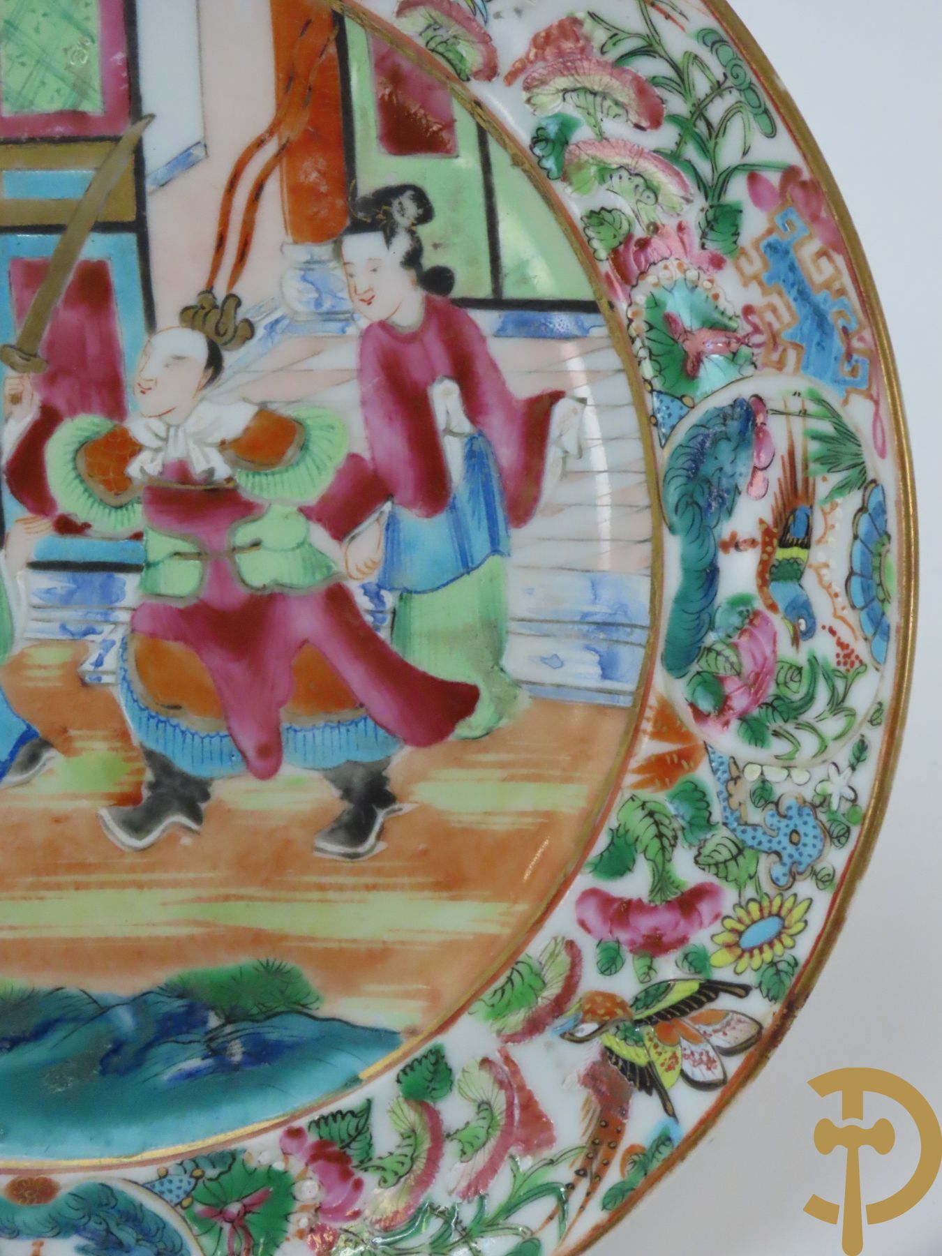 Drie Chinese porseleinen kantonbordjes met centraal geanimeerde scène omringd door vogel- en bloemendecor
