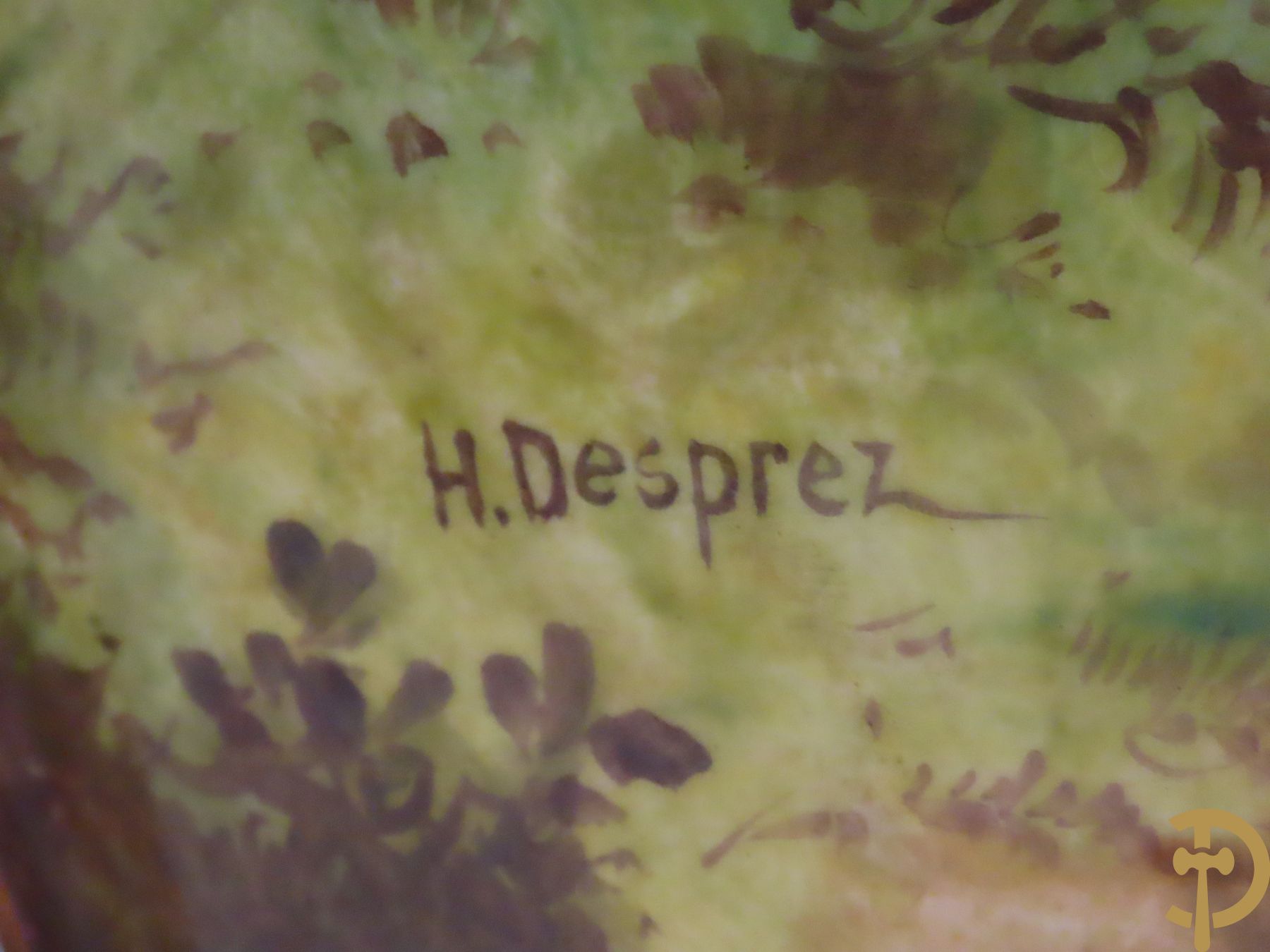 Grote porseleinen Sèvres vaas met dubbel decor van cavalerie, slagveldtaferelen en zicht op kasteel, DESPREZ H. getekend in het decor - bovenaan met verguld decor en zijdelings met bronzen oren en accanthusranken - deksel met Sèvres merkteken - op vierkante bronzen sokkel met klauwepoten