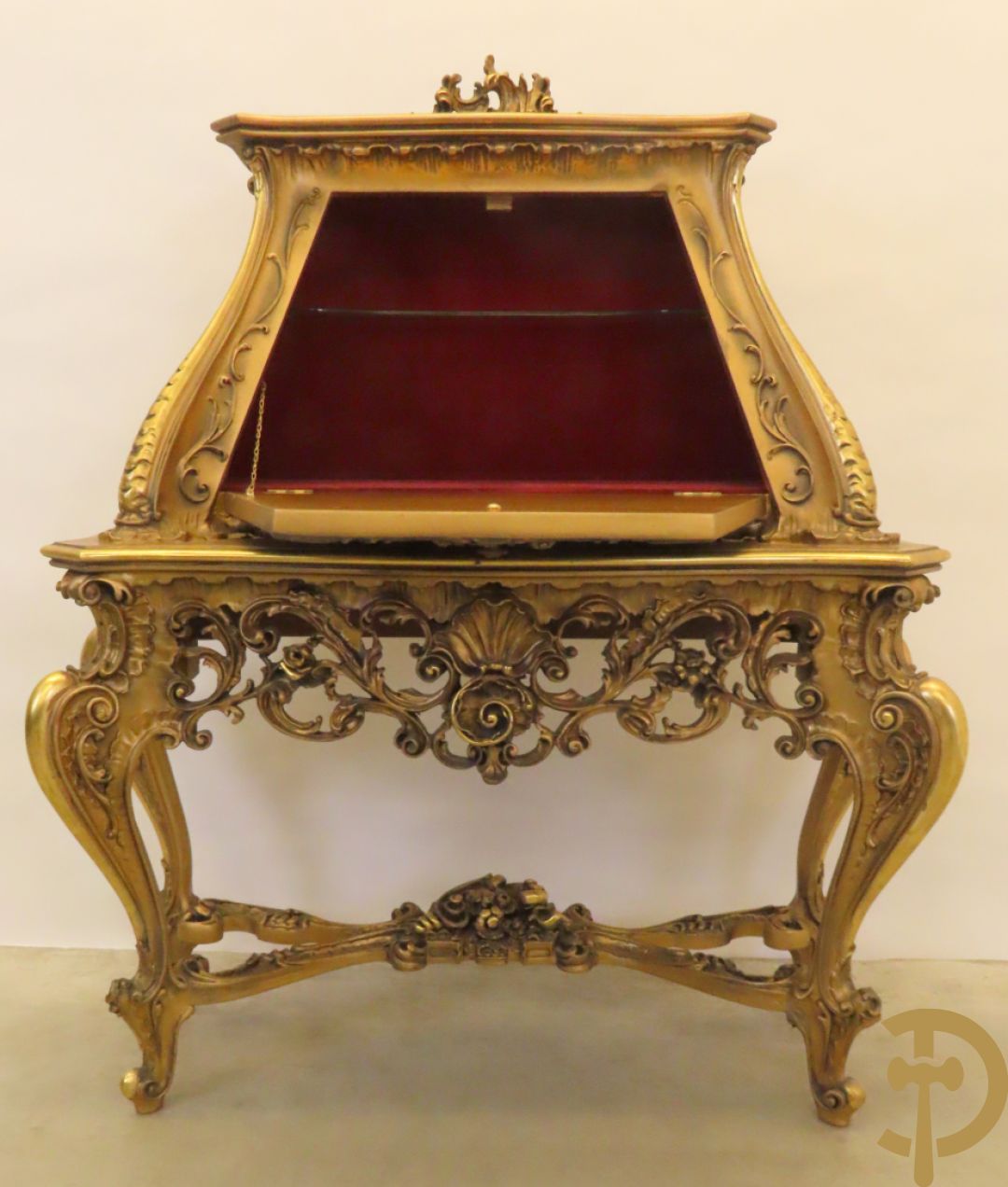 Uitzonderlijke vergulde bar met accanthusranken en bloemenmotieven op voluutvormige poten