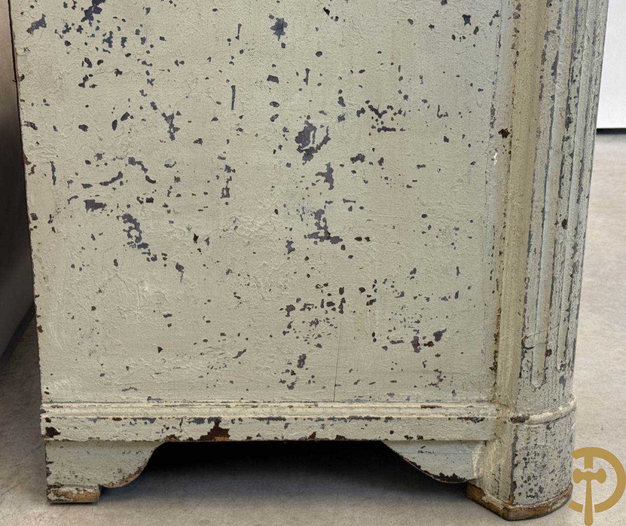 Gepatineerde 3 laden commode met bronzen trekkers en sleutelplaten