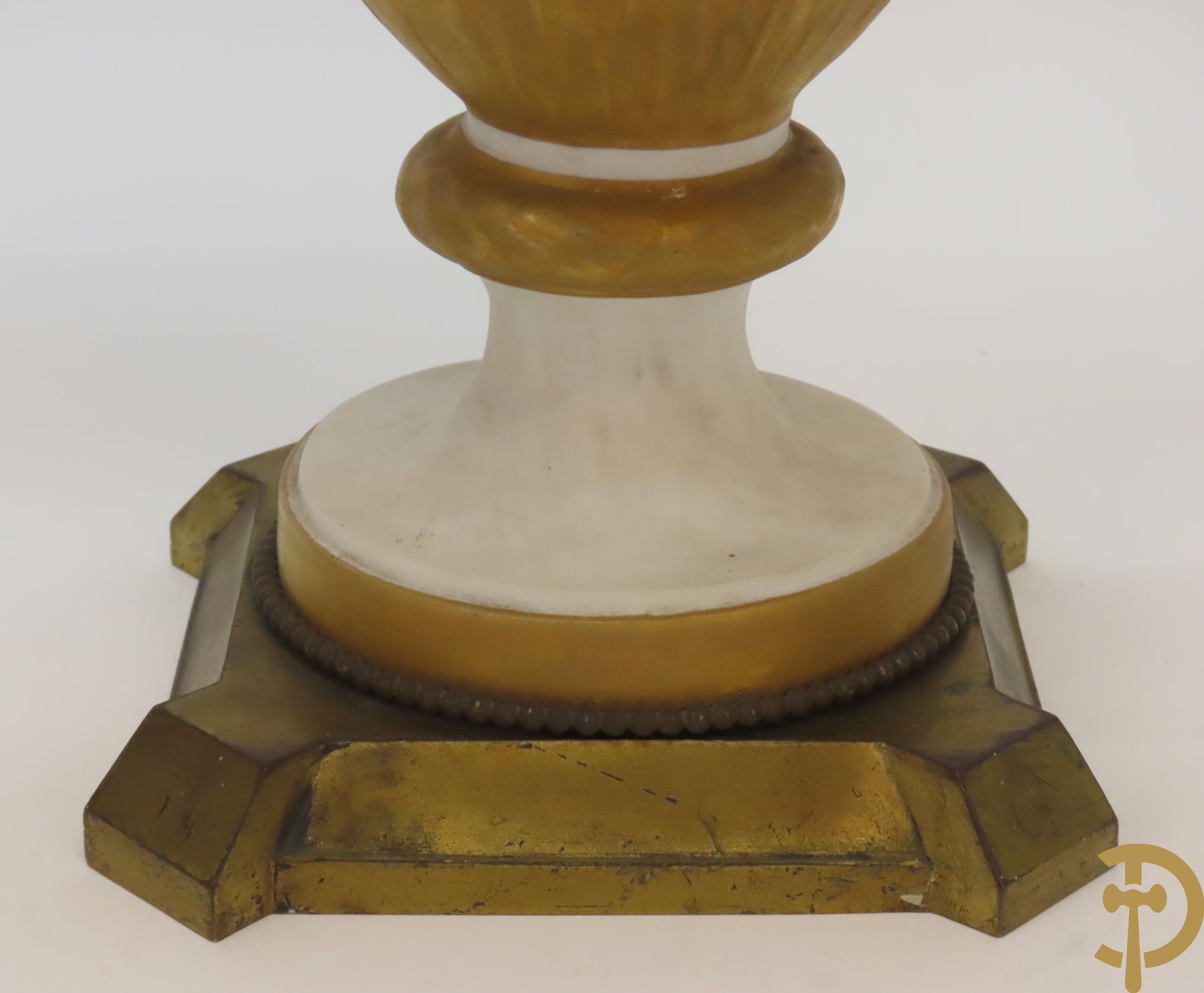 Paar porseleinen vazen met ramskoppen en basrelief van cupido