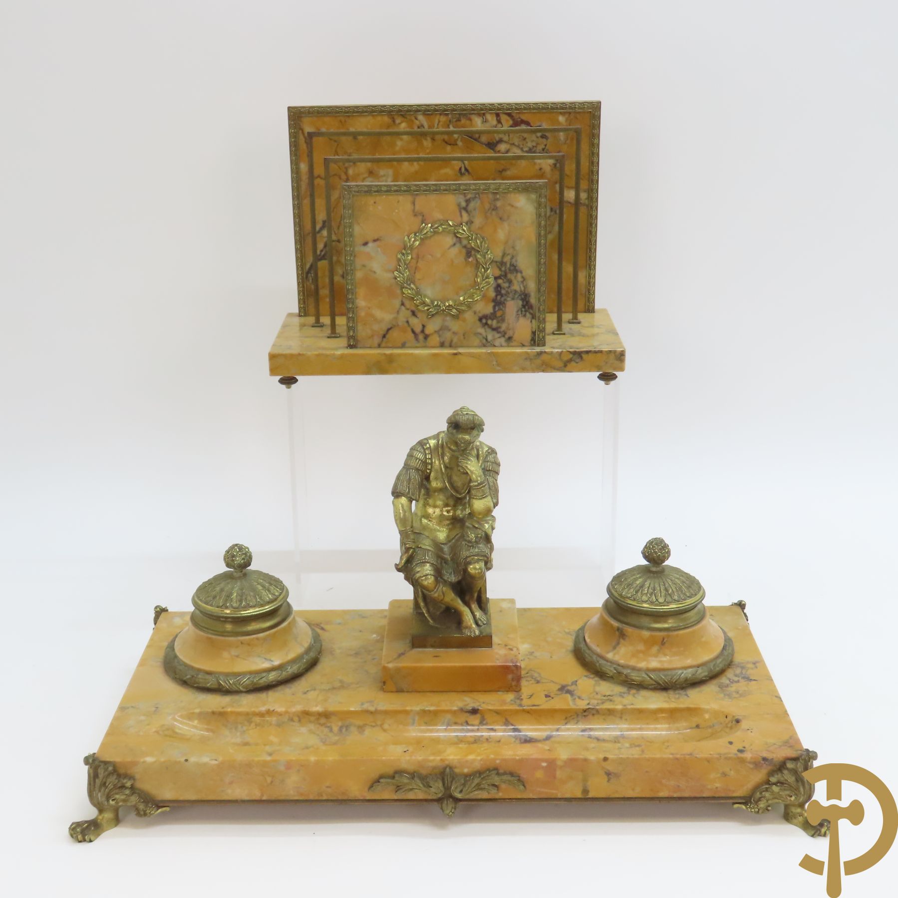 Marmeren inktstel met centraal verguld bronzen beeld met figuur van Lorenzo De Medici naar Michelangelo marmeren brievenhouder