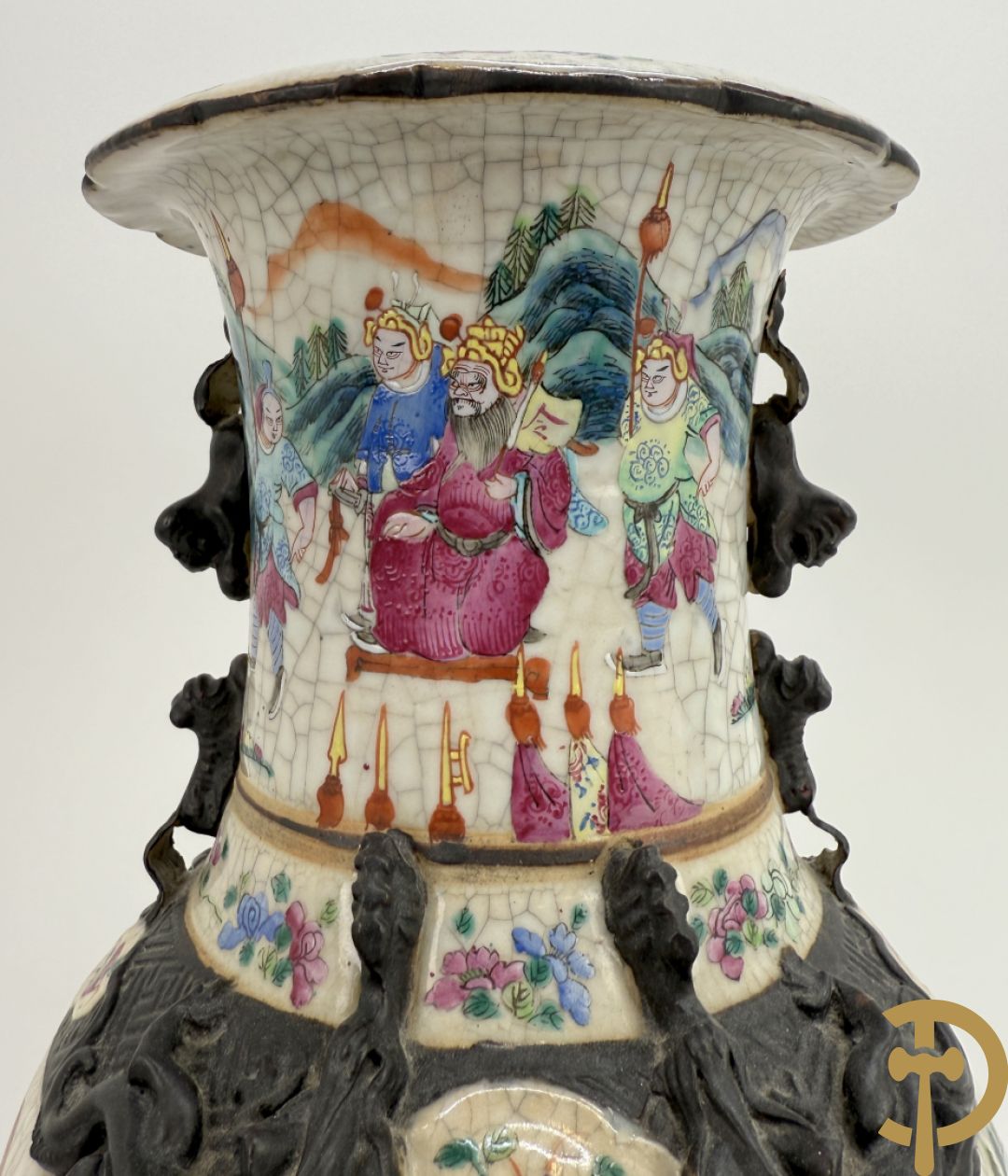 Paar Nankin vazen met dansende figuren en krijgertaferelen op houten sokkels