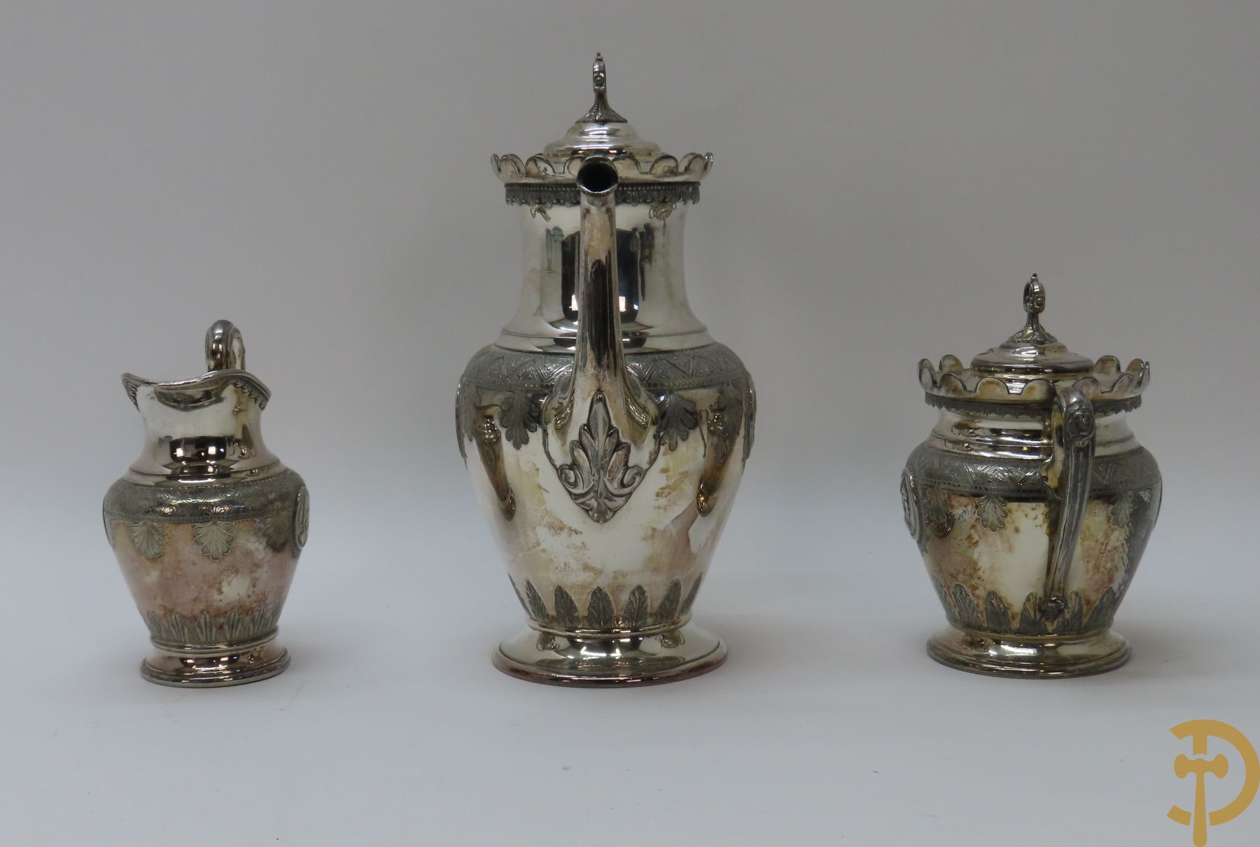 Verzilverd koffiestel MFD & Plated by Reed & Barton 2046 bestaande uit koffiekan, melkkan en suikerpot met ovale medaillons + verzilverde coupe met eekhoorn en rocaille + verzilverde coupe met glas + Verzilverde schenkkan met houten handvat