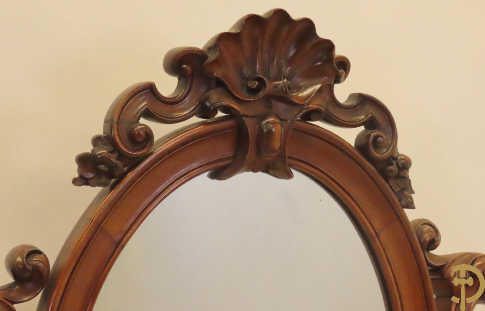 Opschiktafel Louis Philippe met accanthusranken, ovale spiegel en marmeren blad op voluutvormige poten