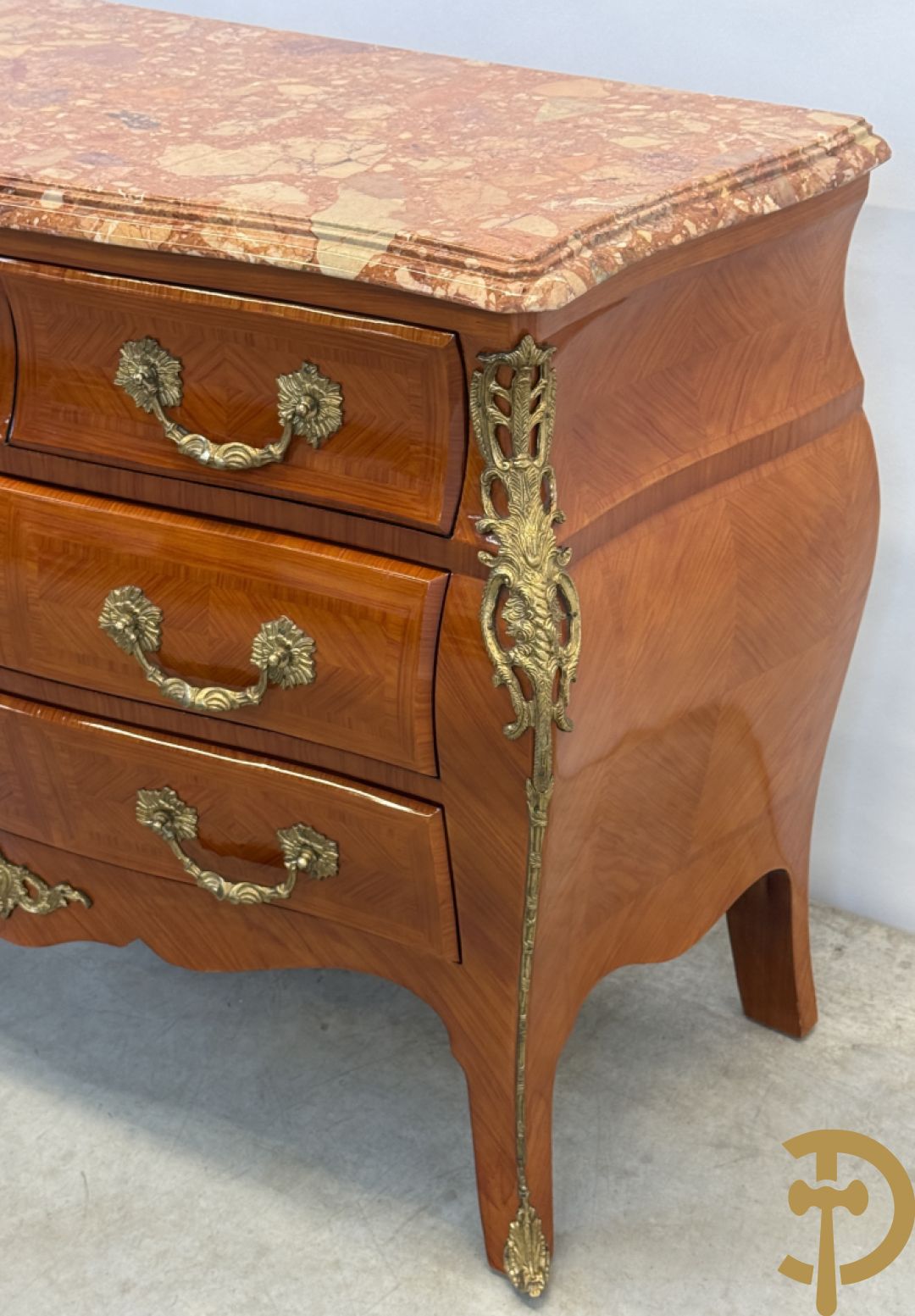 Gegalbeerde notelaren vierladencommode bezet met bronsbeslag en marmeren blad