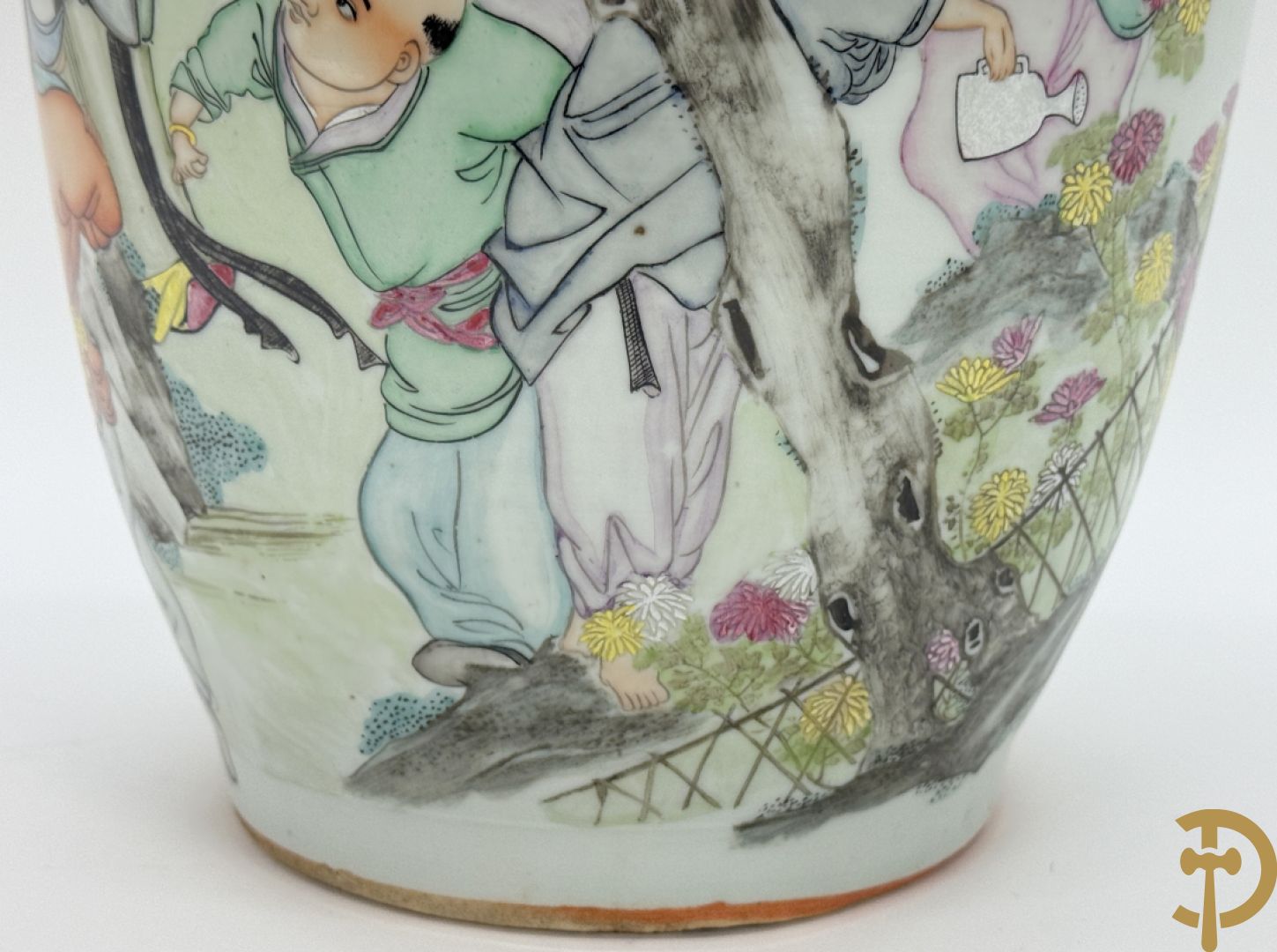 Chinese porseleinen vaas met decor van wijsgeer omgeven door kinderen