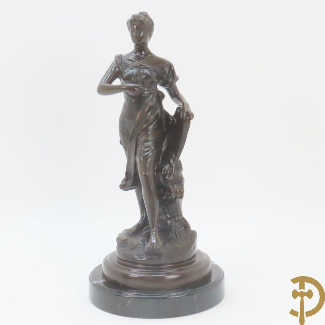 LEVASSEUR 'Staande dame bij zuil' replica bronzen beeld op marmeren sokkel
