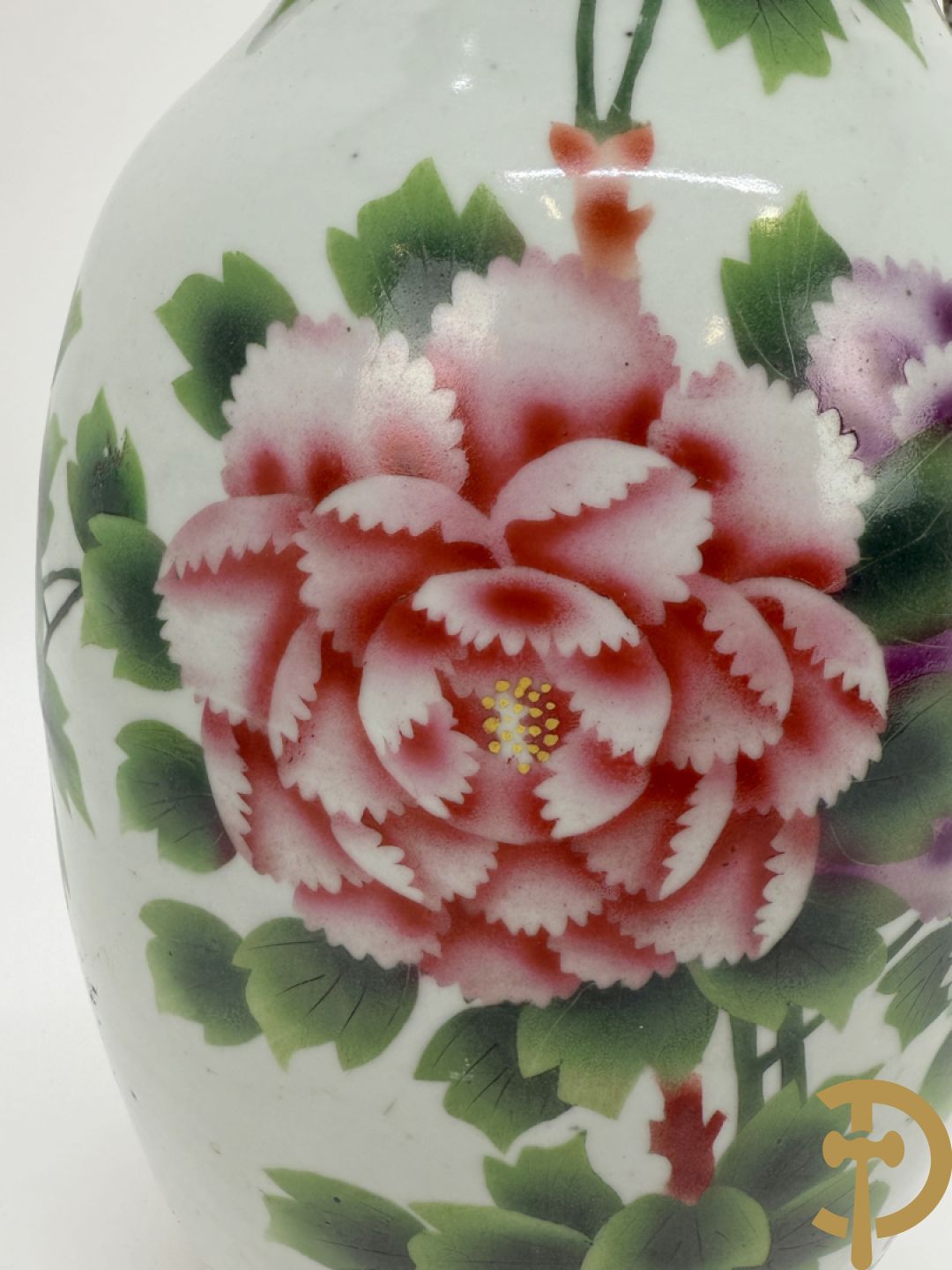 Chinese porseleinen vaas met decor van takken en vogels + Chinese porseleinen vaas met bloemendecor