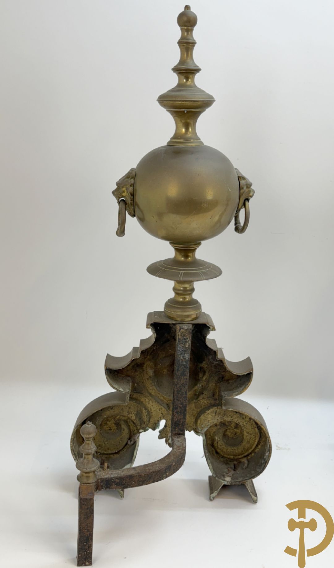 Paar Vlaamse bronzen chenets met accanthusranken en leeuwekoppen