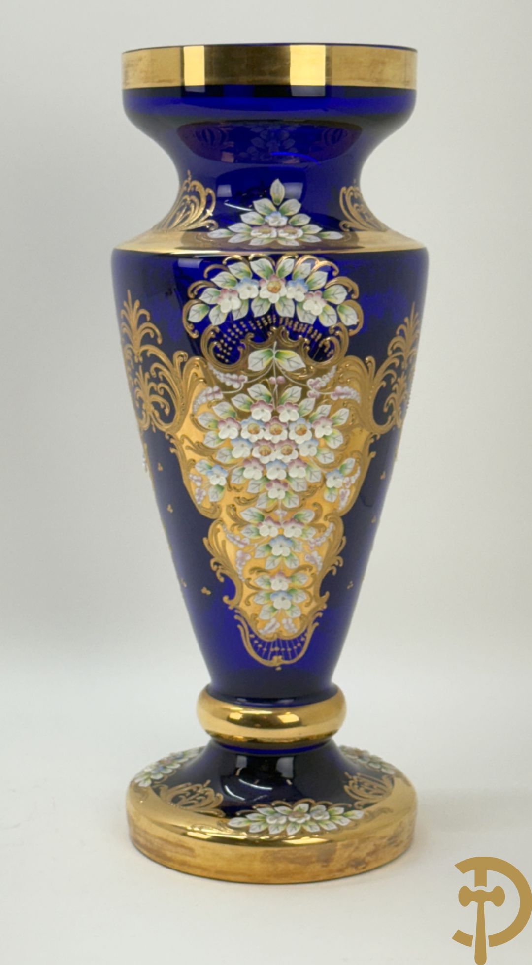 Grote Italiaanse blauwe glazen vaas met vergulde motieven en bloemen