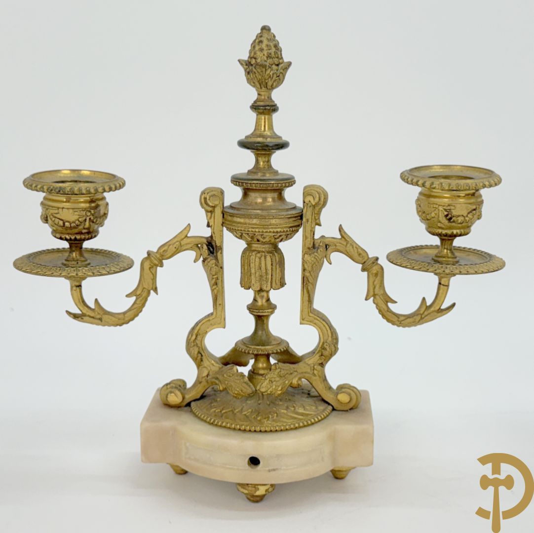 Driedelige garnituur met bronzen ornamenten van vogels en accanthusranken op marmeren basis