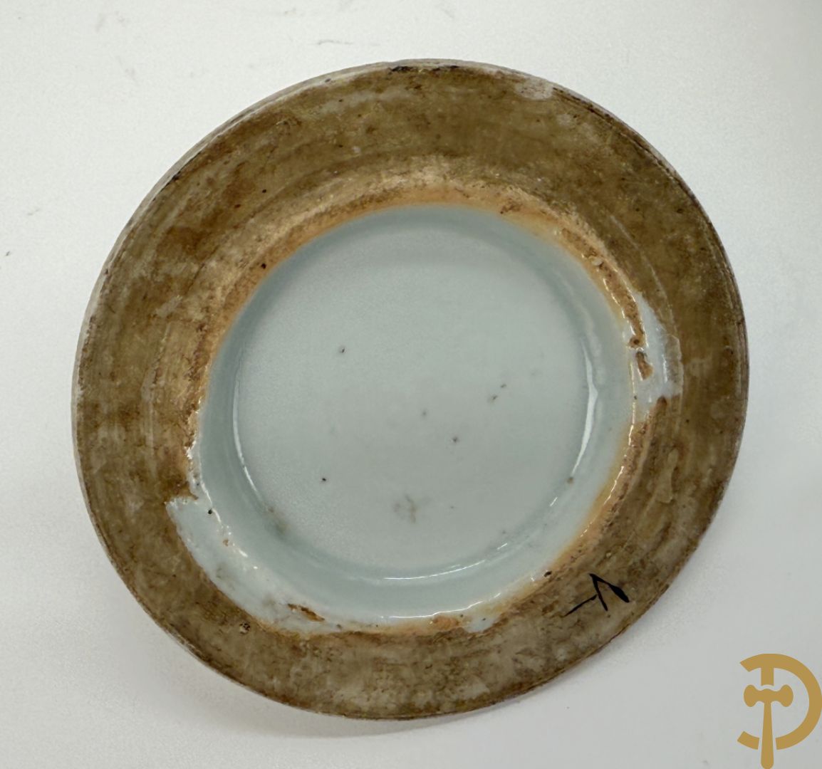 Twee rolvazen met bloemen- en vogeldecor + dekselpotiche met vogeldecor + Chinese vaas met decor van dames en kinderen