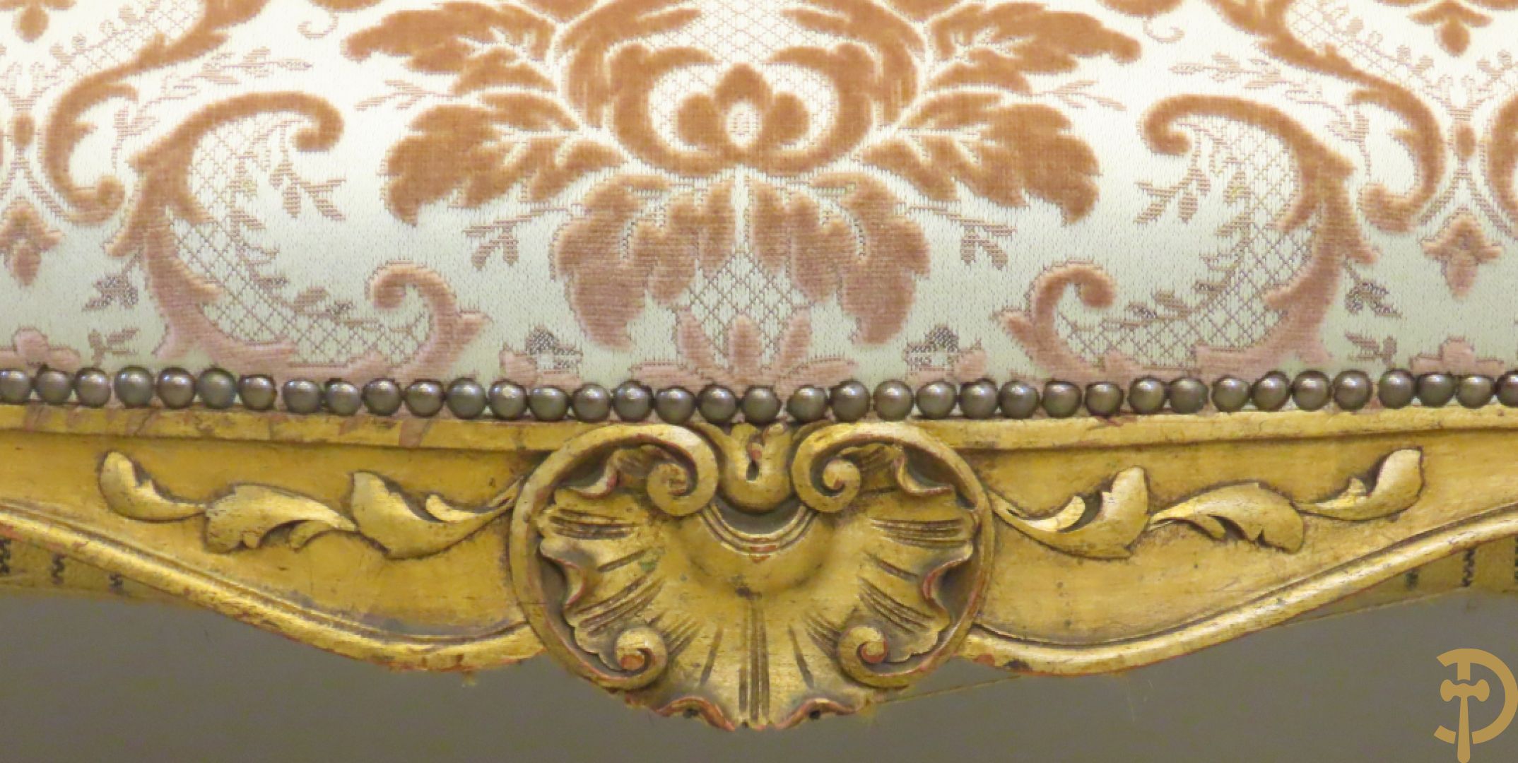 Vijfdelig verguld Louis XV salonensemble bestaande uit canapé en 4 fauteuils - met mooie accanthusranken en bloemensculptuur