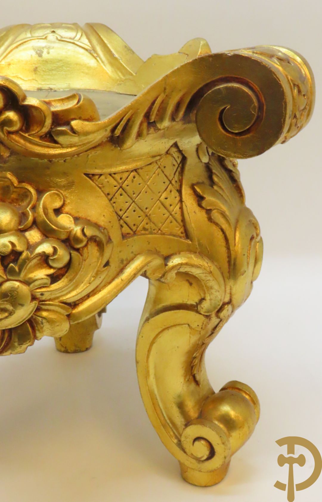 Twee vergulde sokkels met accanthusranken