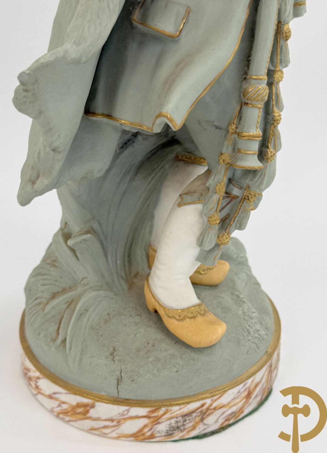 Paar grote Franse gekleurde biscuits van meisje en 
 jongen met schaap en geit