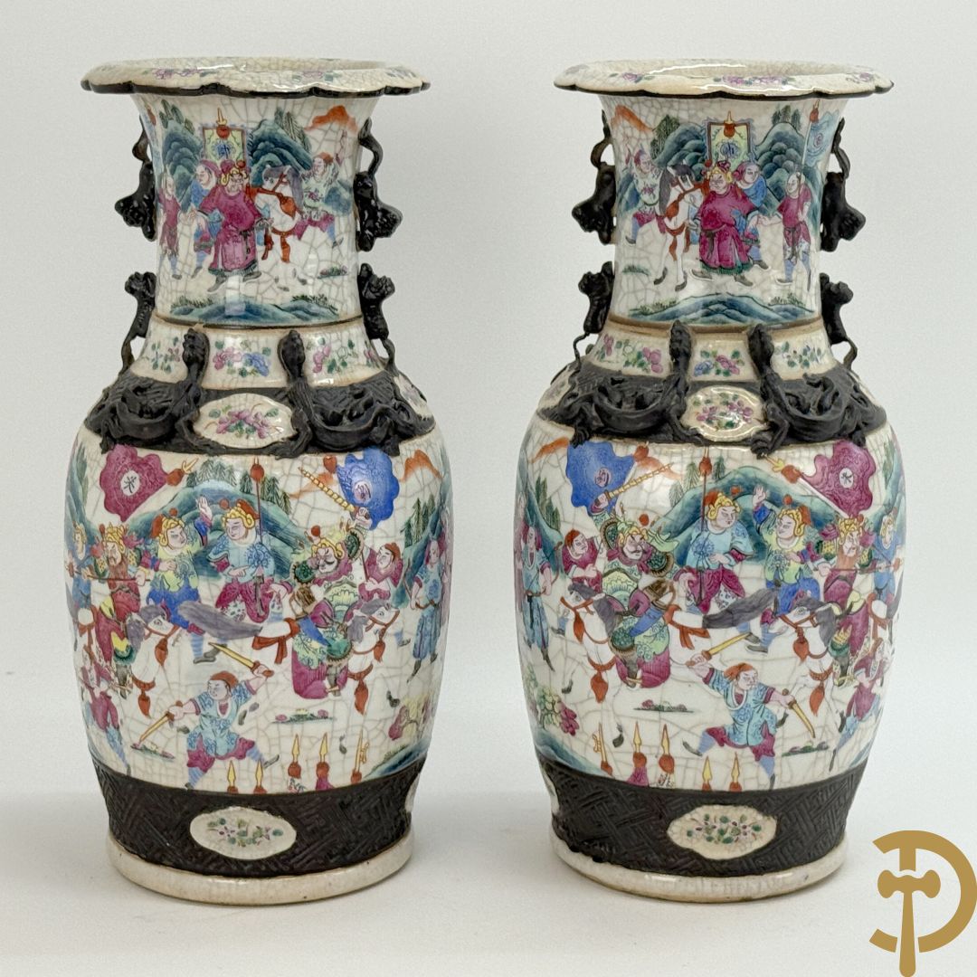 Paar Nankin vazen met dansende figuren en krijgertaferelen op houten sokkels
