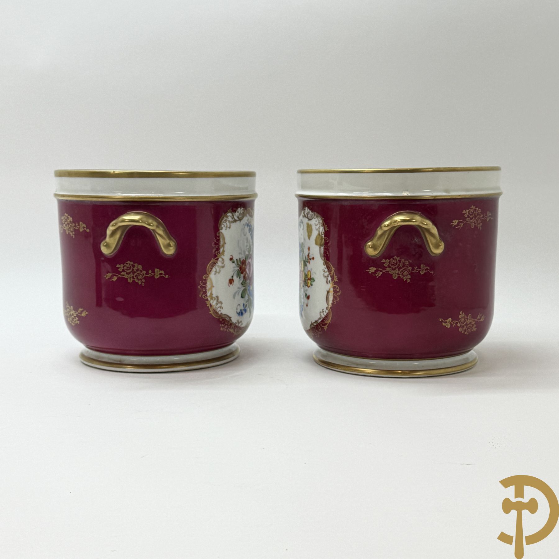 Paar porseleinen cachepots met bloemen en verguld decor, gemerkt Pillivuyt La porcelaine de la France