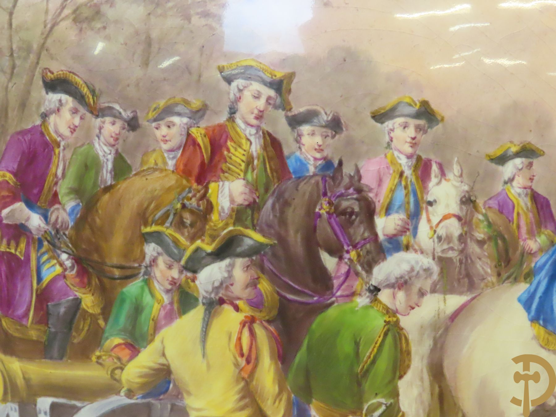 Grote porseleinen Sèvres vaas met dubbel decor van cavalerie, slagveldtaferelen en zicht op kasteel, DESPREZ H. getekend in het decor - bovenaan met verguld decor en zijdelings met bronzen oren en accanthusranken - deksel met Sèvres merkteken - op vierkante bronzen sokkel met klauwepoten