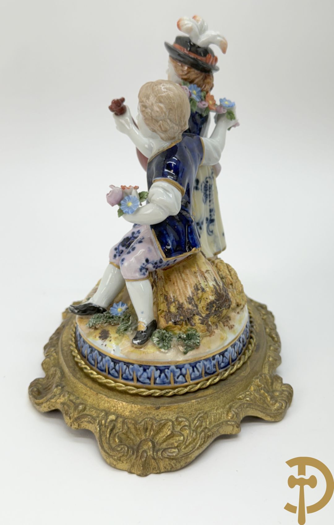 Paar gekleurde porseleinen sierbeeldjes op bronzen voet, Capo di Monte + 2 sierbeeldjes op bronzen voet