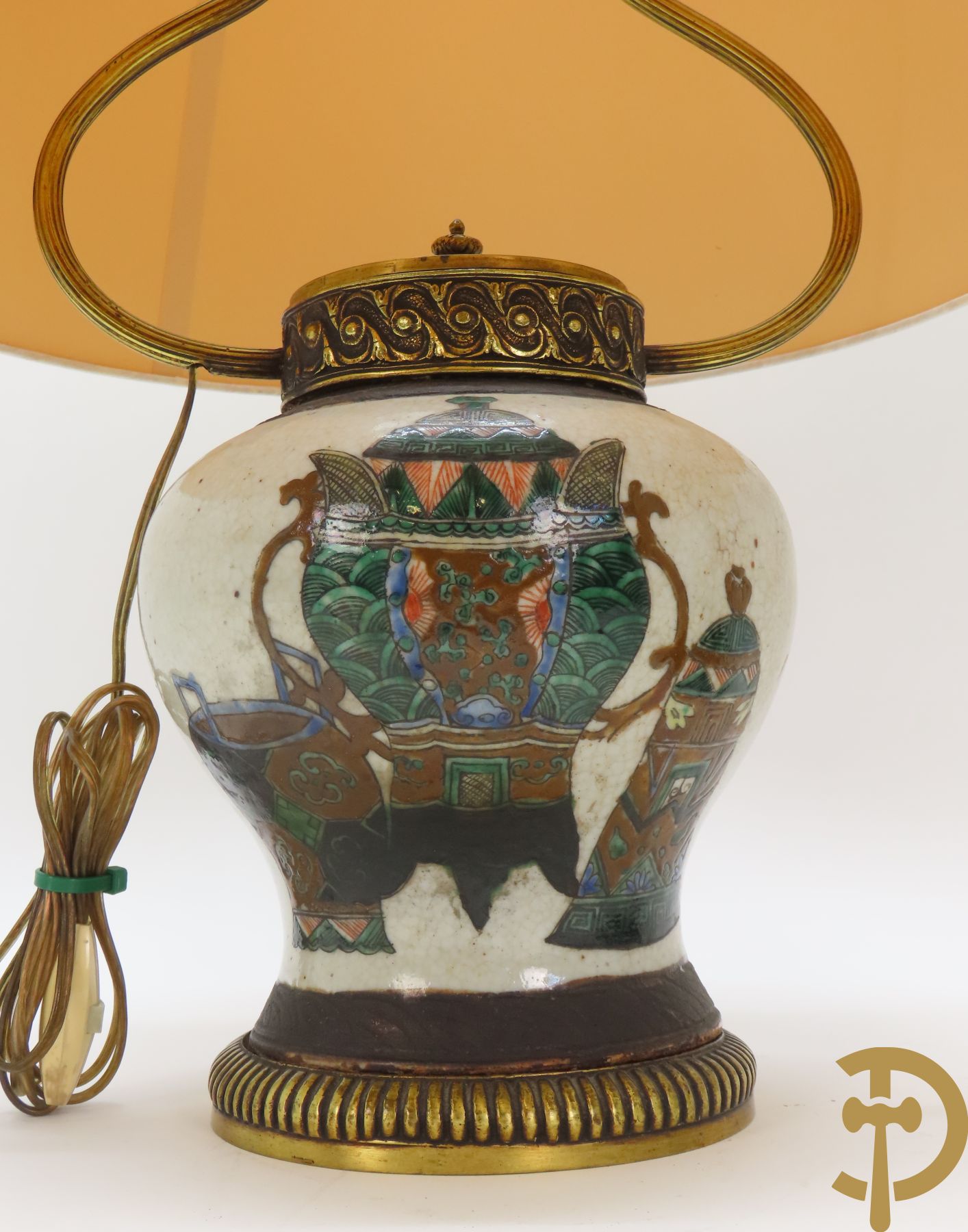 Bronzen lampadaire met Louis XV motieven en dolfijnen + Lampadaire gemaakt van Chinese Nankin vaas