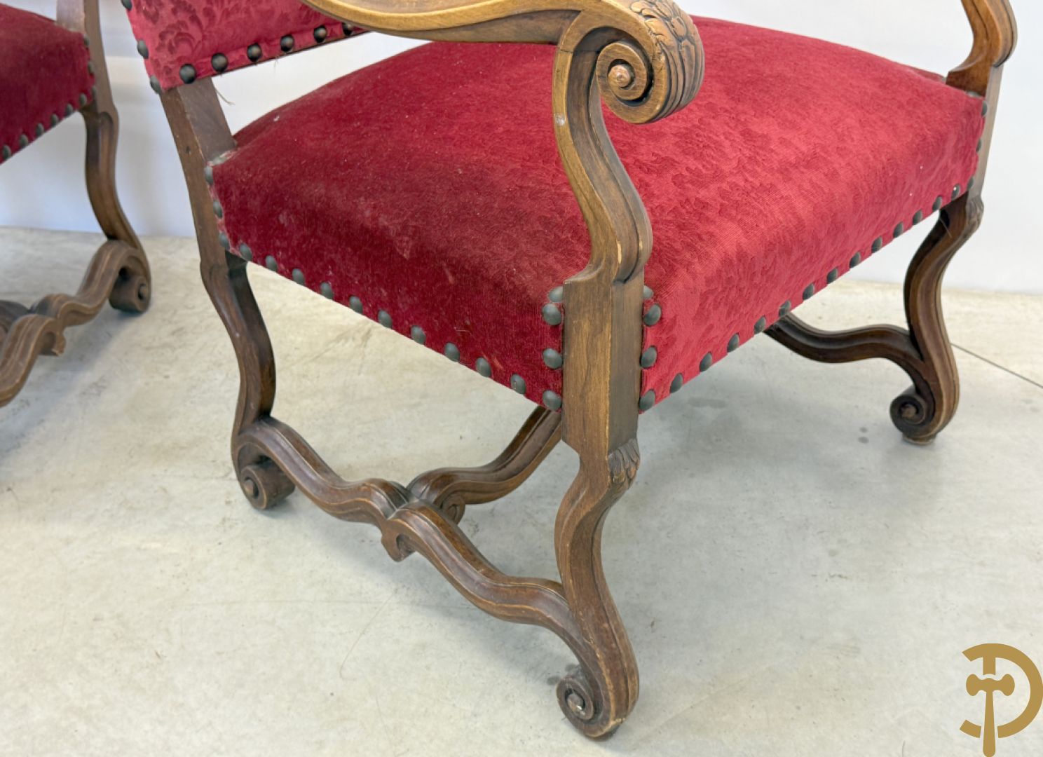 Paar armzetels met voluutvormige armleuningen, bordeaux stof, gesculpteerd met accanthusranken + Armzetel met bordeaux stof, vollutvormige armleunungen en gesculpteerd met accanthusranken