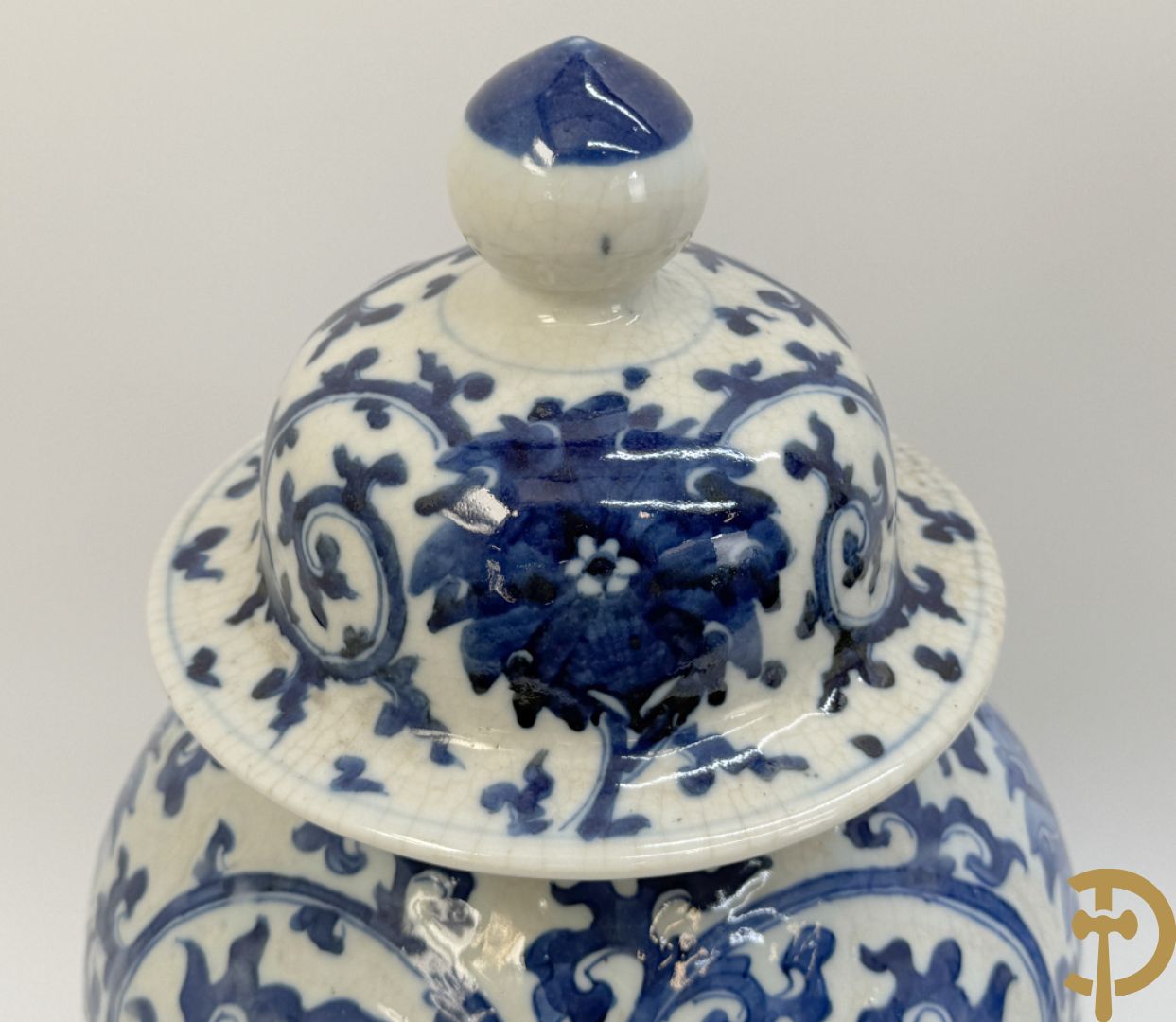 Paar Chinese dekselpotiches in blauw wit porselein met bloemendecor en accanthusranken
