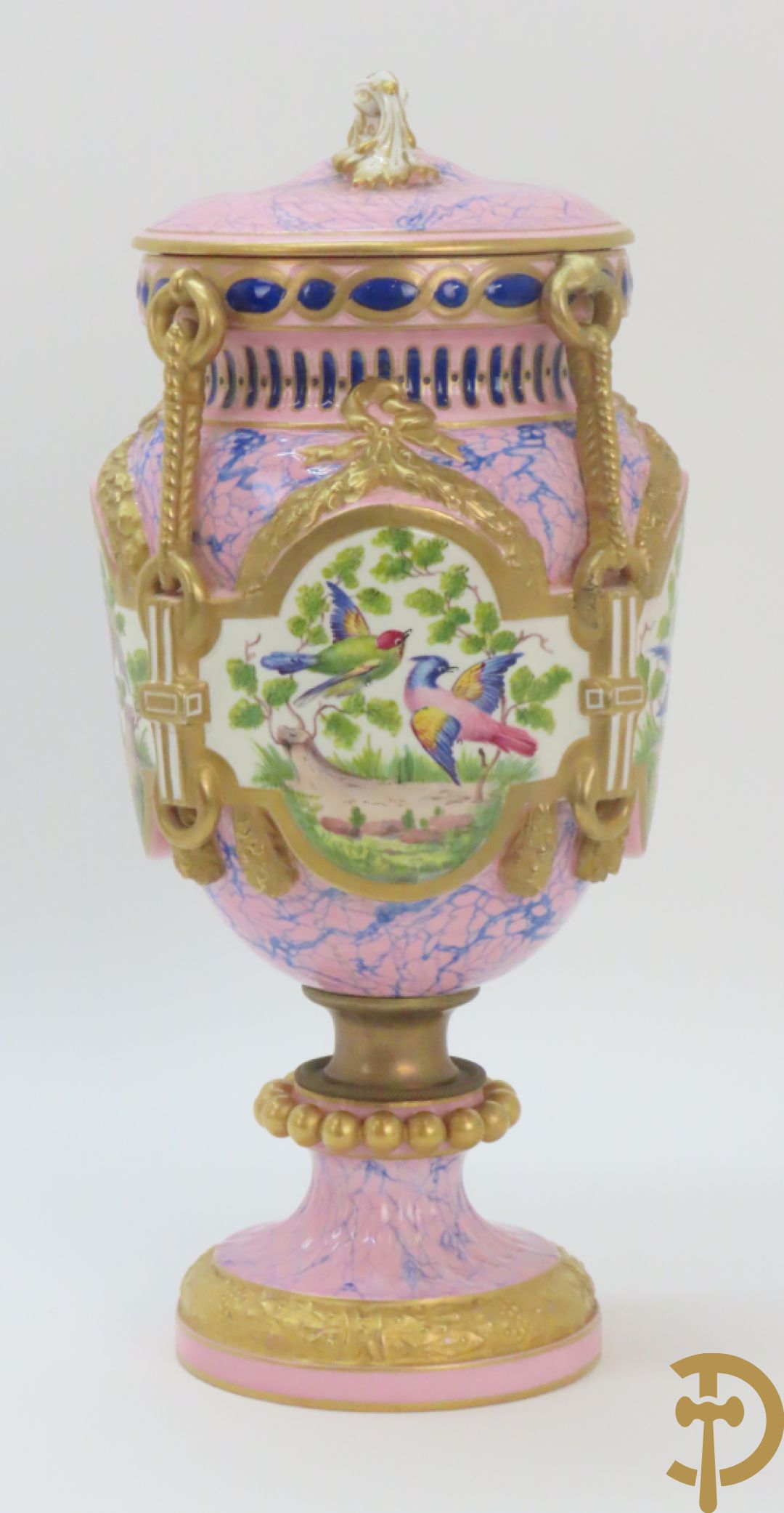 Franse porseleinen dekselpotiche bezet met decor van vogelmotieven en Louis XVI strikken, FB gemerkt