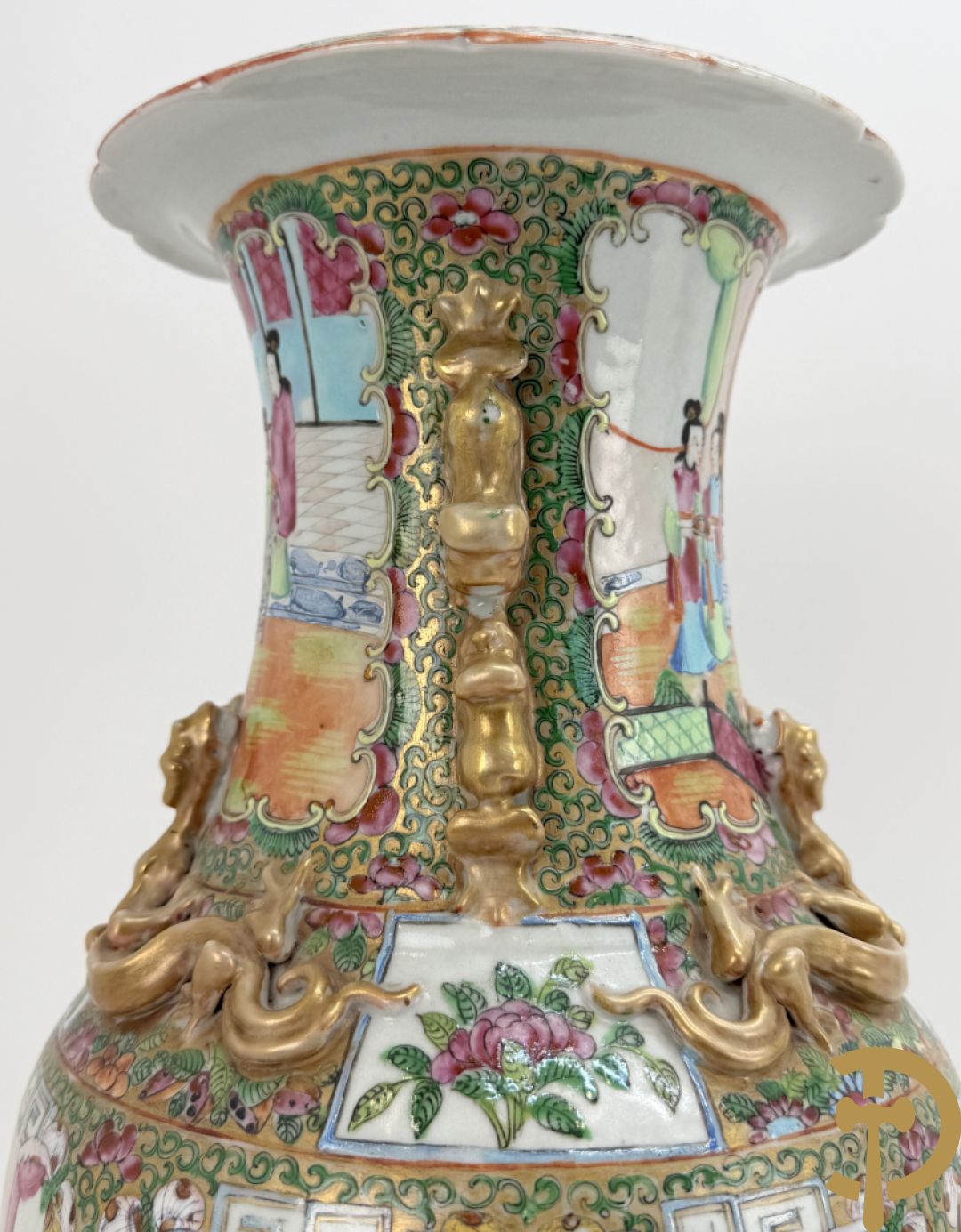 Chinese porseleinen Kanton vaas met geanimeerde taferelen en natuurdecor