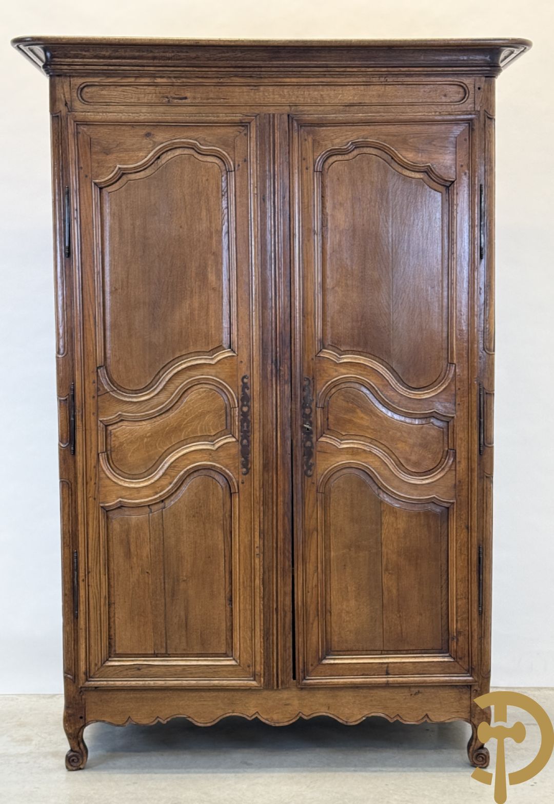 Massief eiken tweedeurskast met afgestoken panelen en gezwaaide moluren