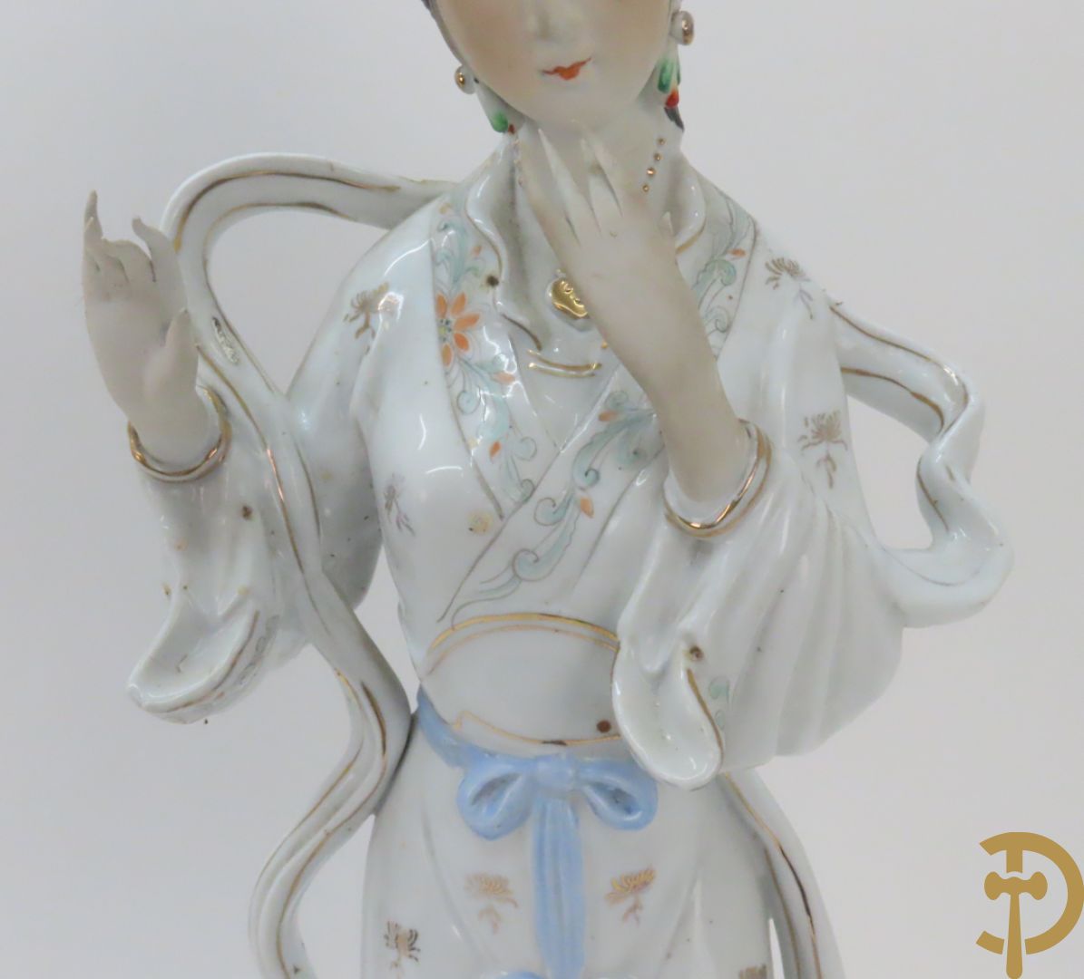 Chinese porseleinen geisha dame tussen de bloemen