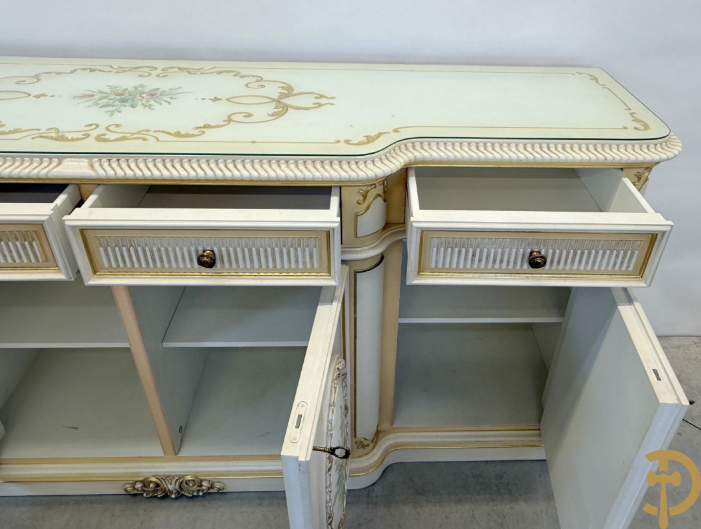 Italiaanse eetkamer met beschilderd bloemenmotief bestaande uit vierdeursdressoir met beschilderde bloemenmotieven, accanthusranken en glazen blad, tafel op gesculpteerde poten en 6 stoelen