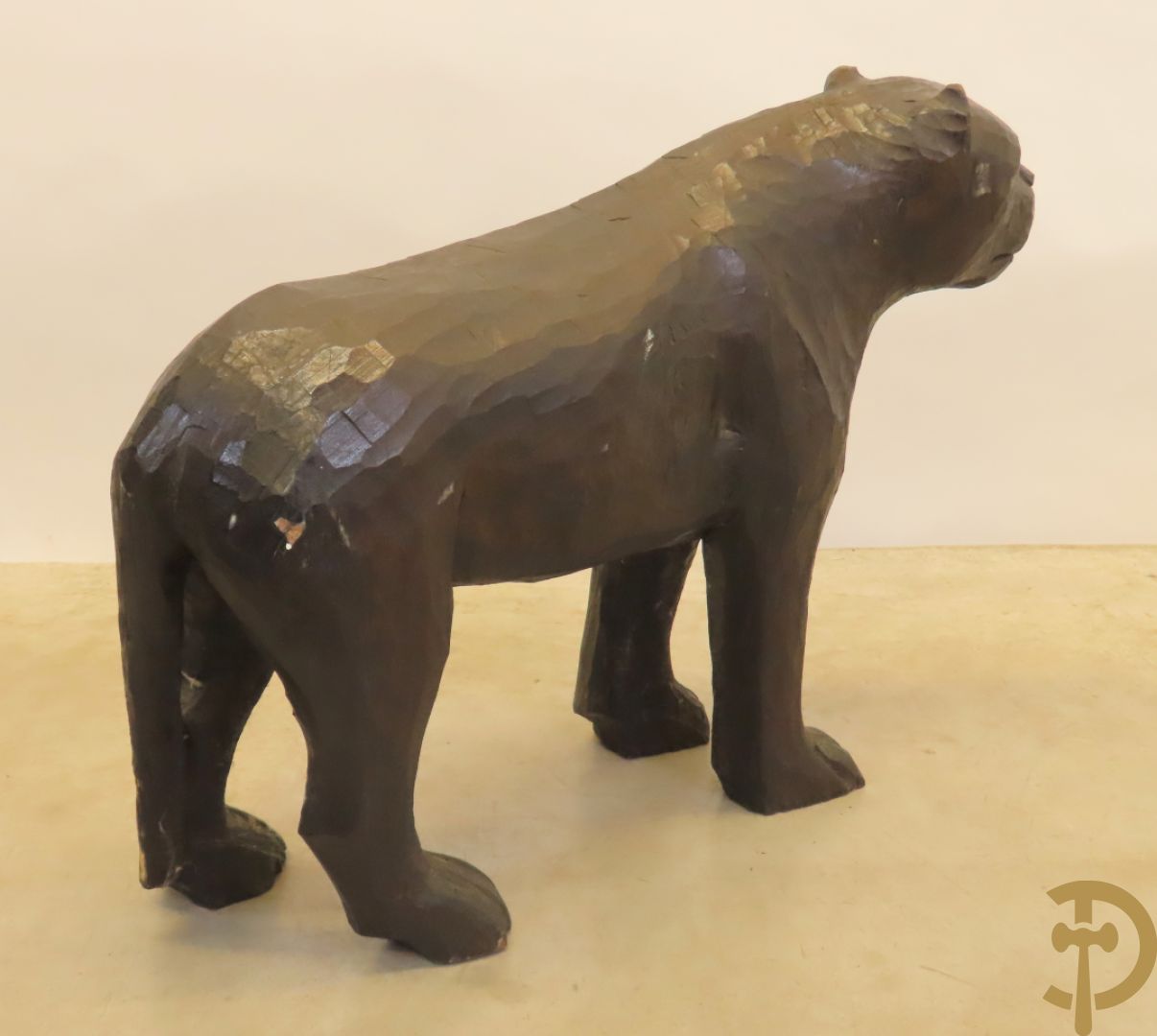 Kareem I.A. getekend onderaan : Houtgesculpteerde en gepatineerde panter