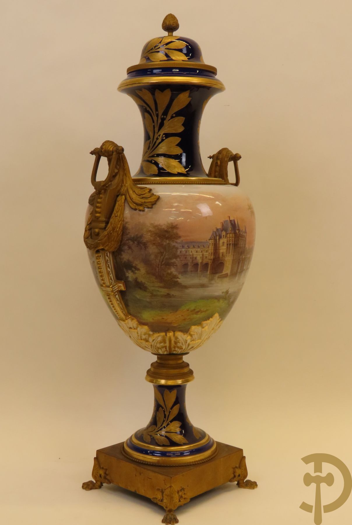 Grote porseleinen Sèvres vaas met dubbel decor van cavalerie, slagveldtaferelen en zicht op kasteel, DESPREZ H. getekend in het decor - bovenaan met verguld decor en zijdelings met bronzen oren en accanthusranken - deksel met Sèvres merkteken - op vierkante bronzen sokkel met klauwepoten
