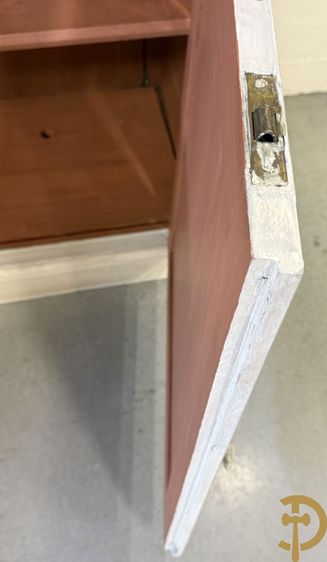 Beschilderde vitrine / buffet met 6 beglaasde deuren bonvenaan en 6 gesloten deuren onderaan