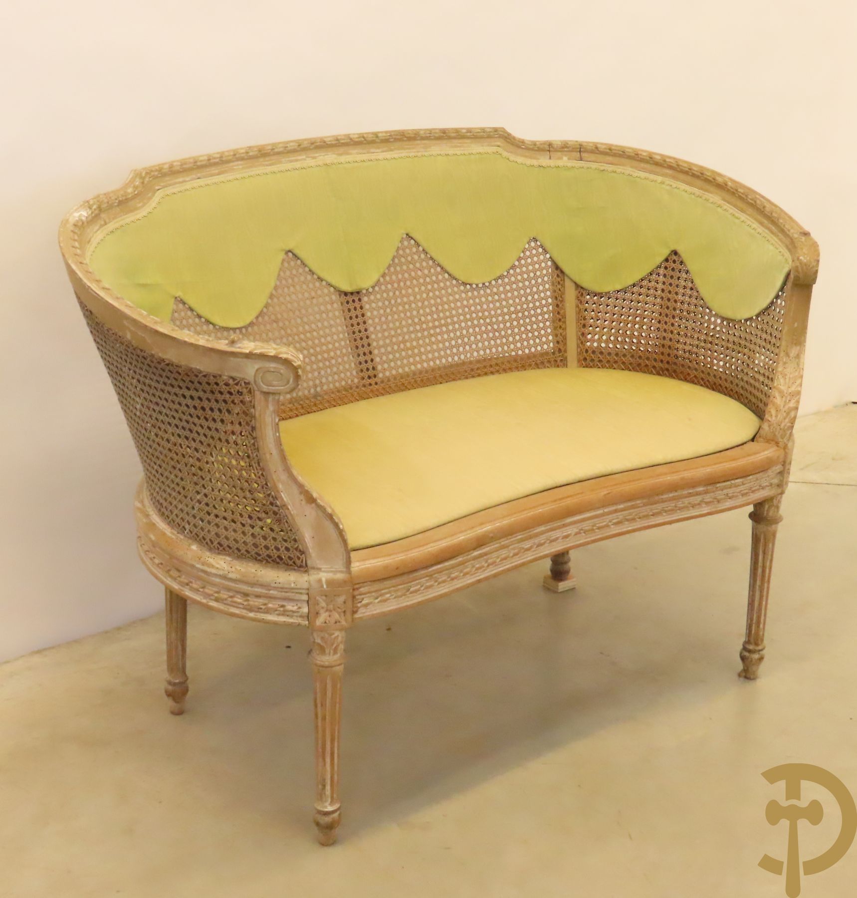 Gemonochromeerde bergère met groene mohair stof + gemonochromeerde en gecaneerde canapé Louis XVI stijl