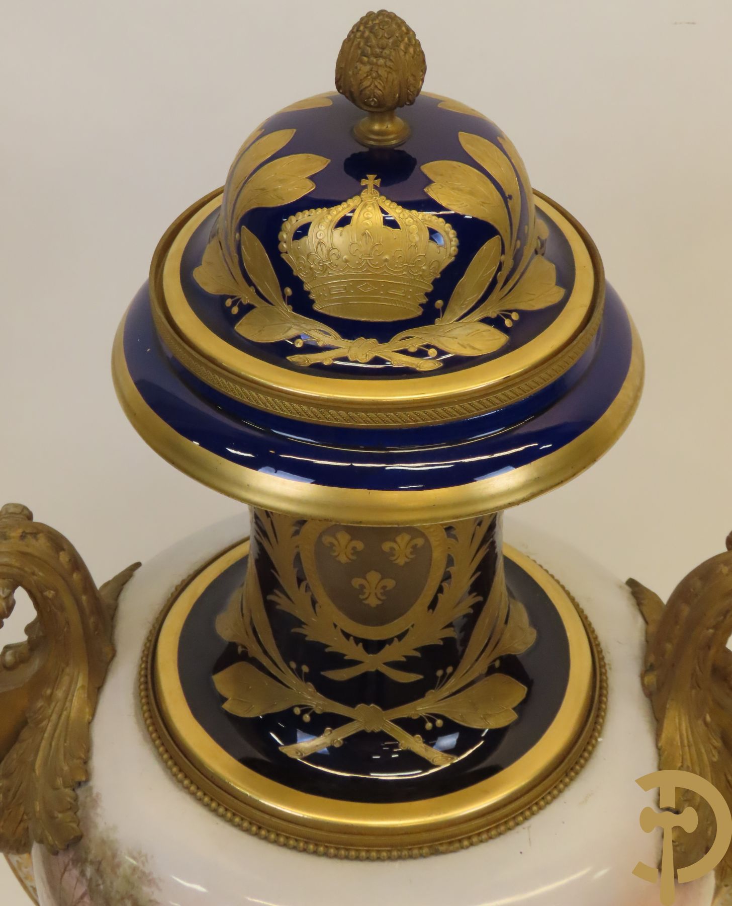 Grote porseleinen Sèvres vaas met dubbel decor van cavalerie, slagveldtaferelen en zicht op kasteel, DESPREZ H. getekend in het decor - bovenaan met verguld decor en zijdelings met bronzen oren en accanthusranken - deksel met Sèvres merkteken - op vierkante bronzen sokkel met klauwepoten