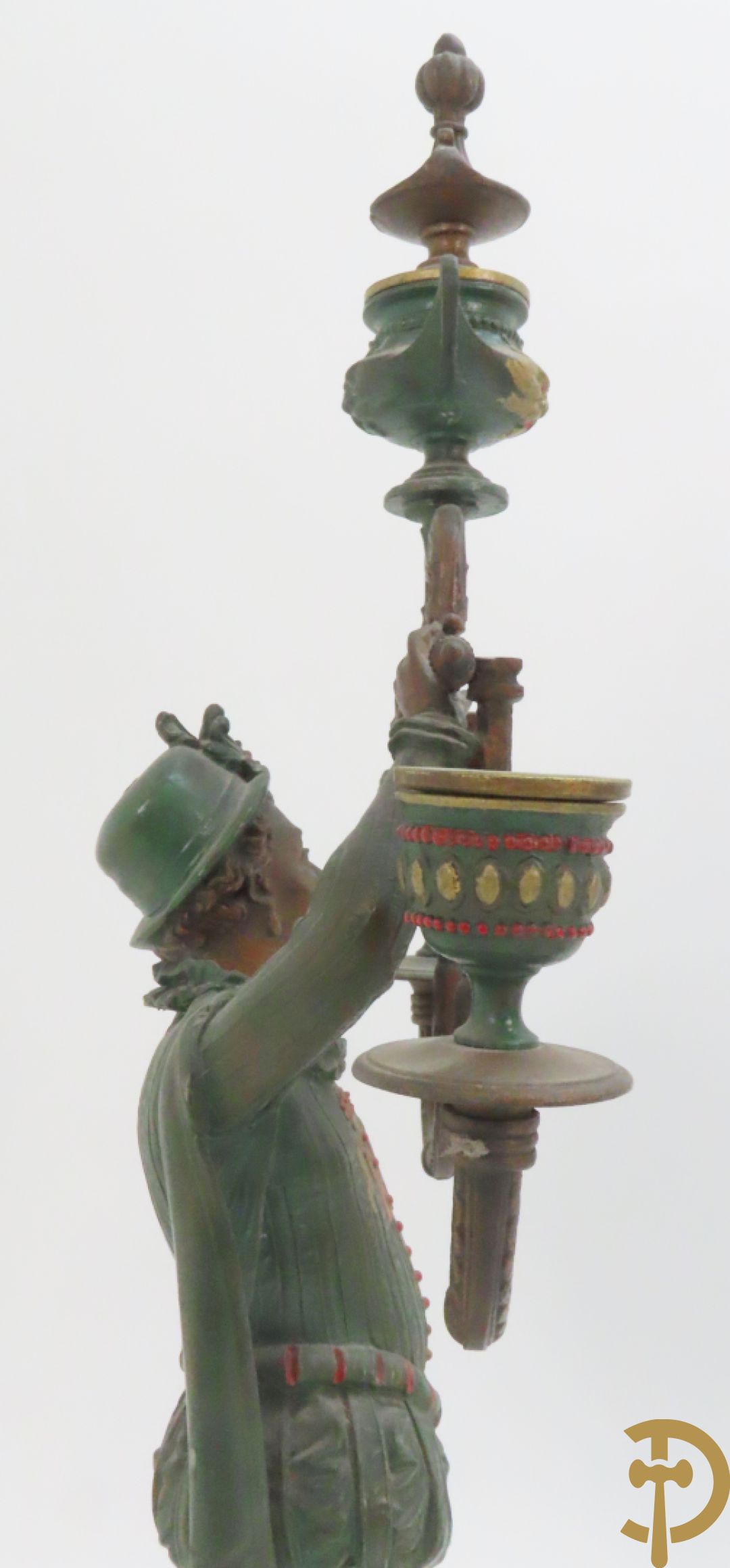 Driedelige kunstbronzen garnituur bestaande uit pendule met paar schakende edelheren, bezet met kariatiden - geflankeerd door paar driearmige kandelaars gehouden door 2 edelheren